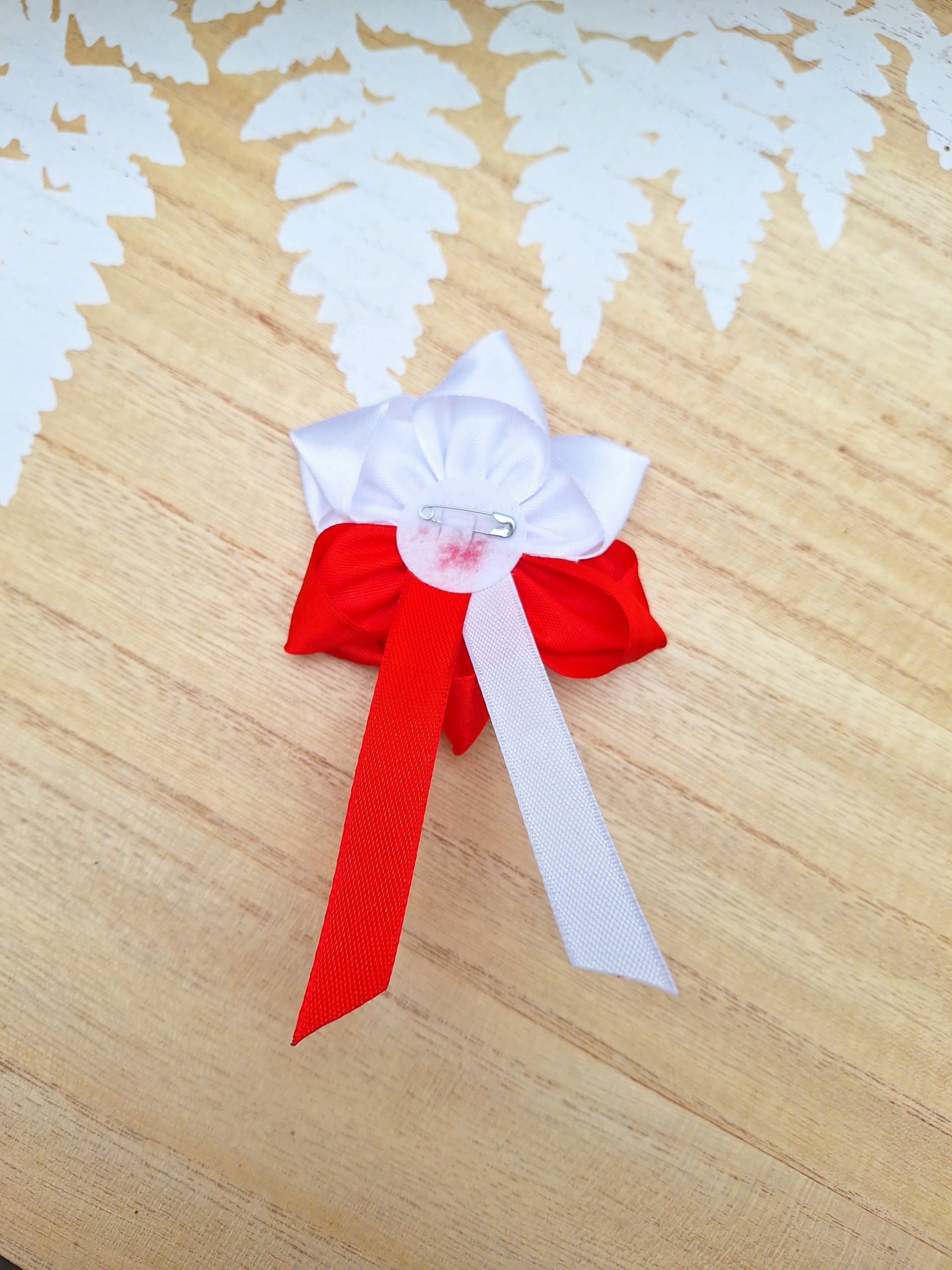 Kotylion narodowy przypinka duży bialo czerwony Kolor dominujący biały