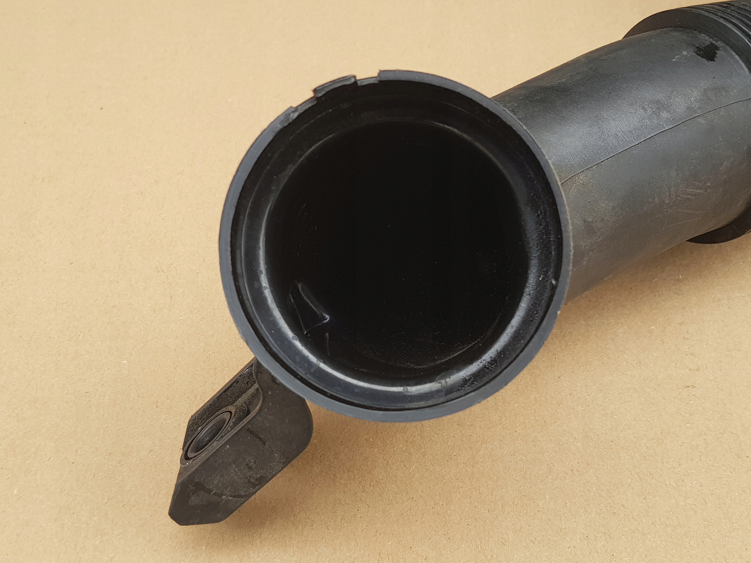 впуск Воздух Двигателя / Audi A2 1.4 tdi 75KM / 8Z0129654L / ИСПРАВНЫЙ