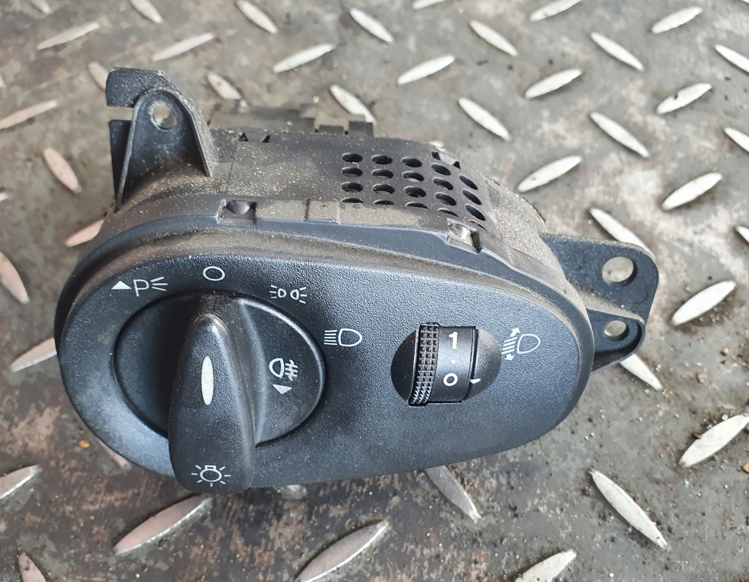 WŁĄCZNIK ŚWIATEŁ FORD FOCUS MK1