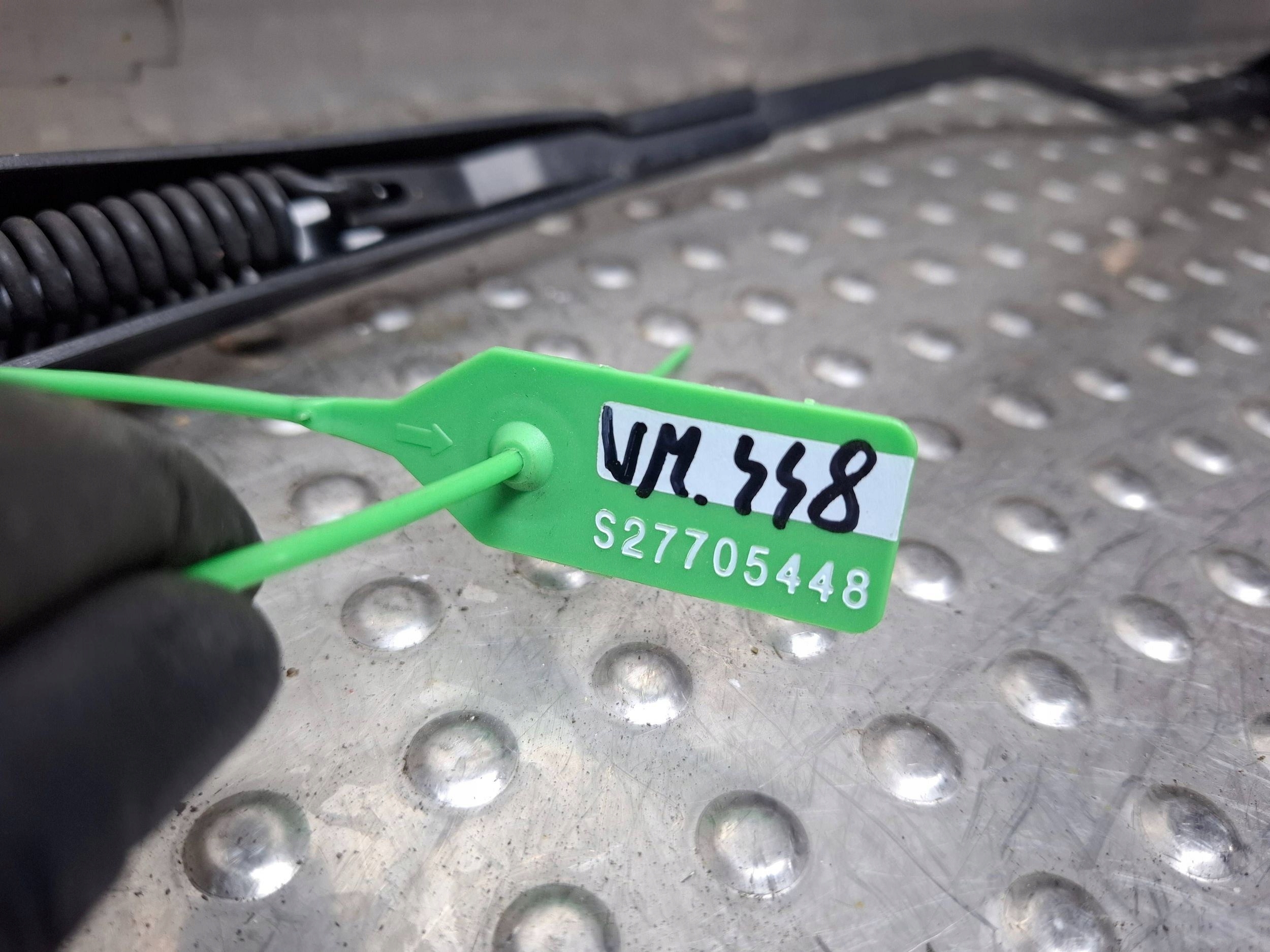 wiper arm left front A2138205302 MERCEDES E-KLASA W213 AMG
