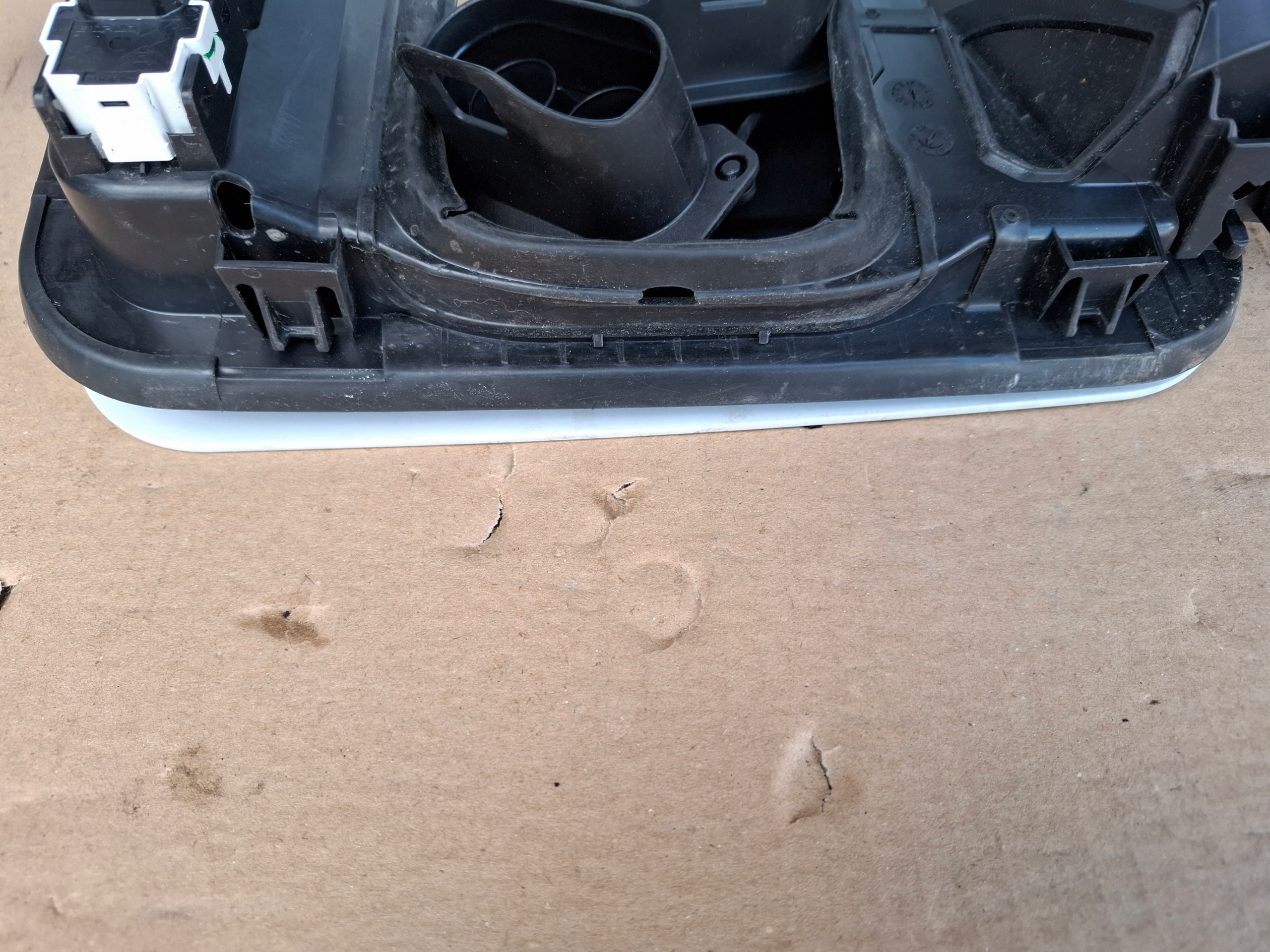 KLAPKA Blende Abdeckung GNIAZDA LADOWANIA CITROEN E-BERLINGO IV 24R EPR