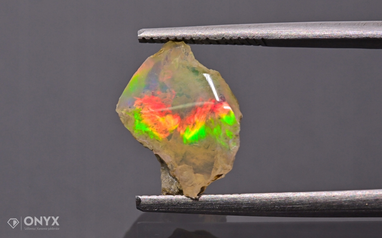 Opal z Etiopie hrudka 12x8 mm