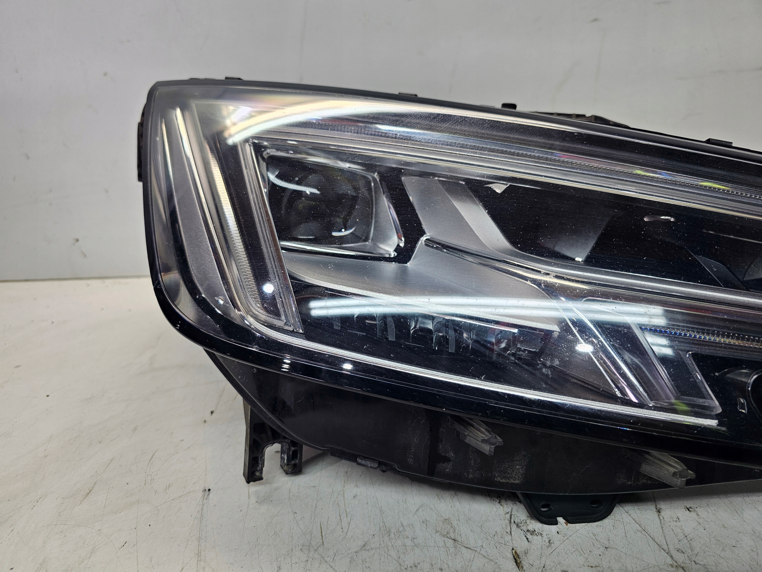 REFLEKTOR right front FULL LED AUDI A4 B9 8W0941034A