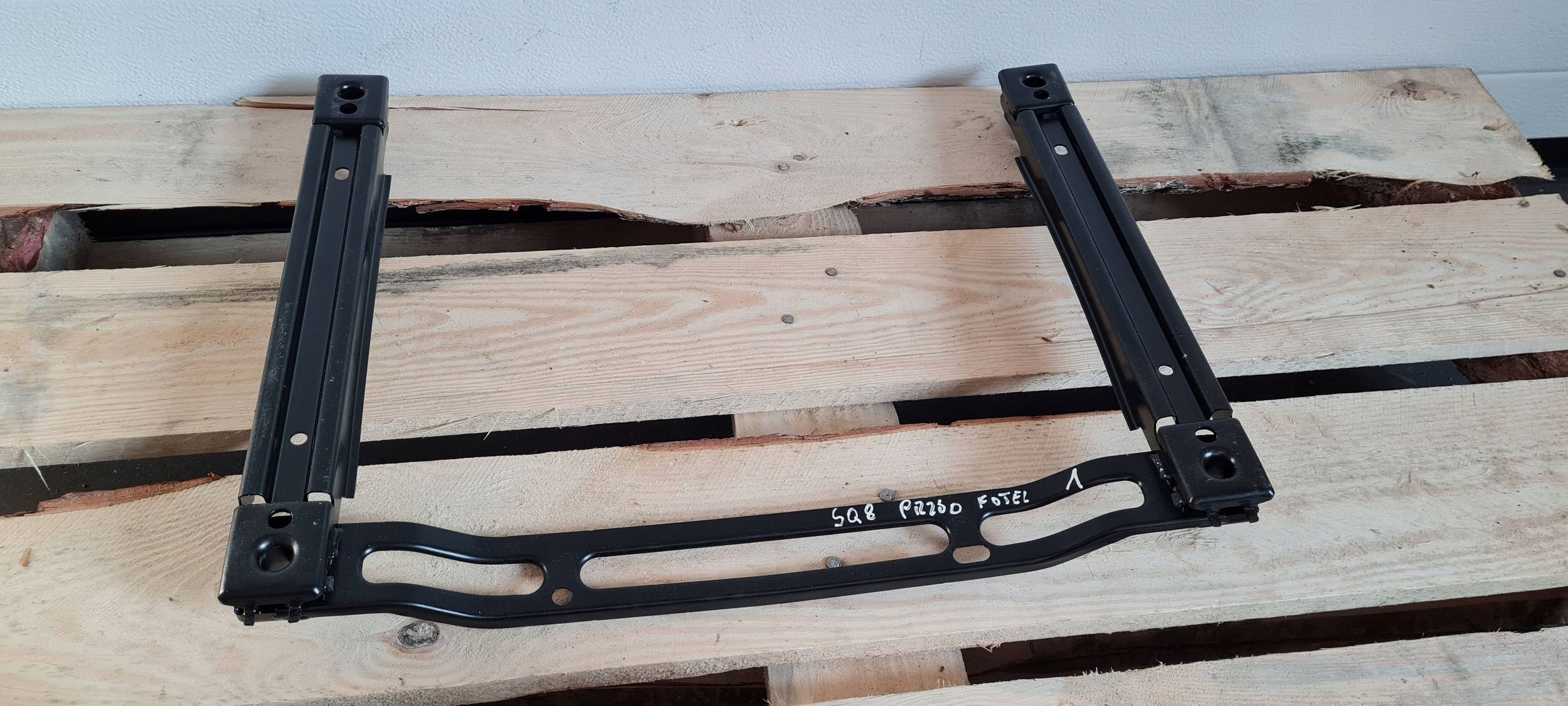 SQ8 4M RSQ8 Q8 Support plaque Console Support Siège RAMA Avant 24R 4M8881677