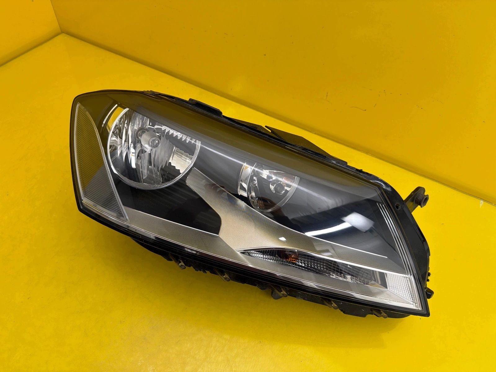světlo pravá VW Passat B7 obyčejná 3AB941006