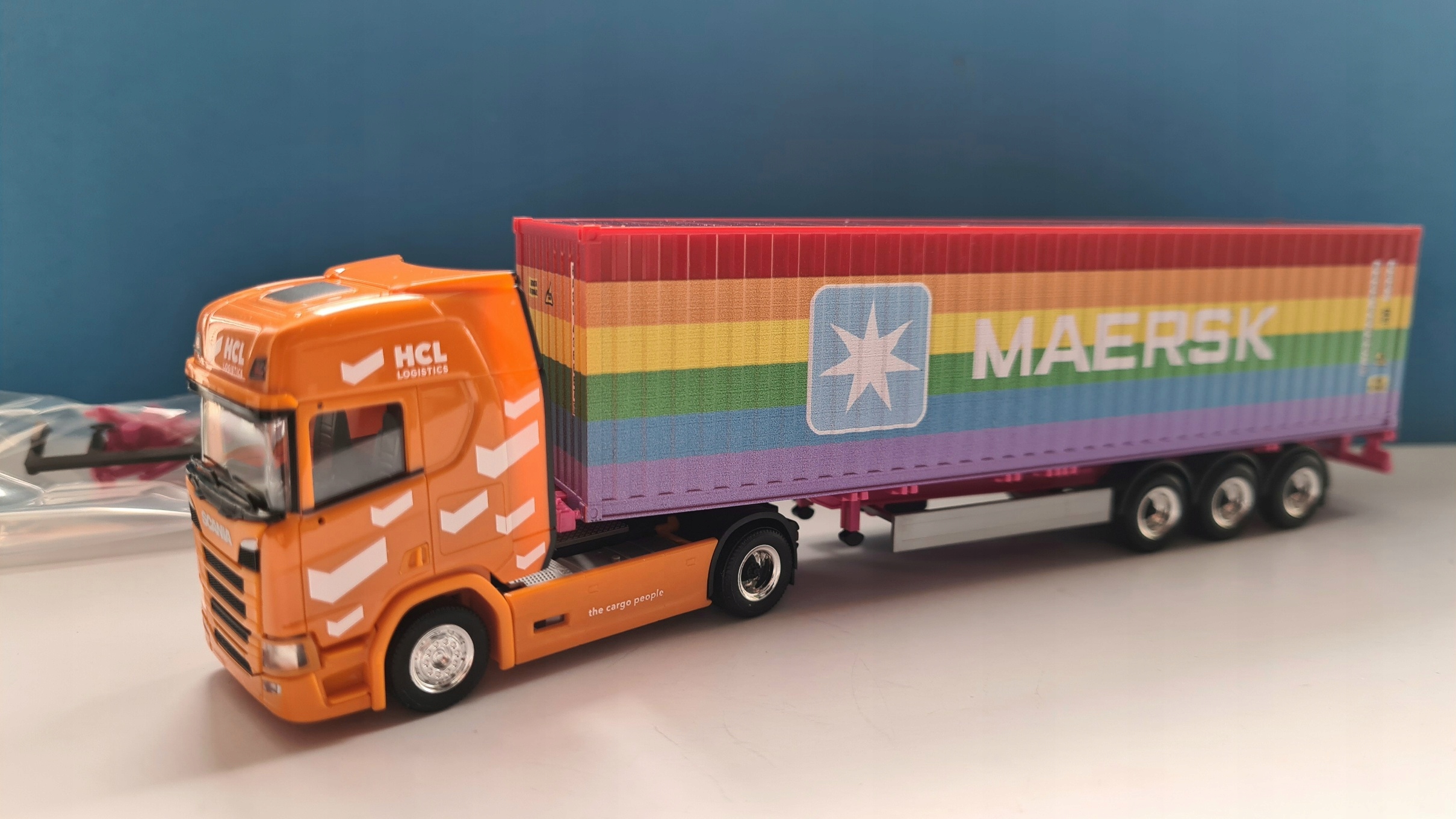 Herpa 314695 Scania Hcl Log. 40 ft. Maersk Rainbow