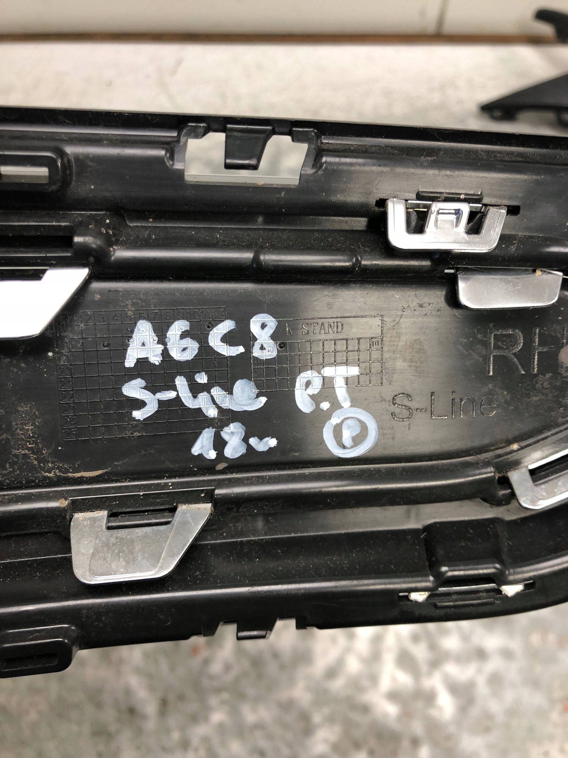 Lüftungsgitter der Stoßstange rechts heck S-LINE AUDI A6 C8 4K0807320A