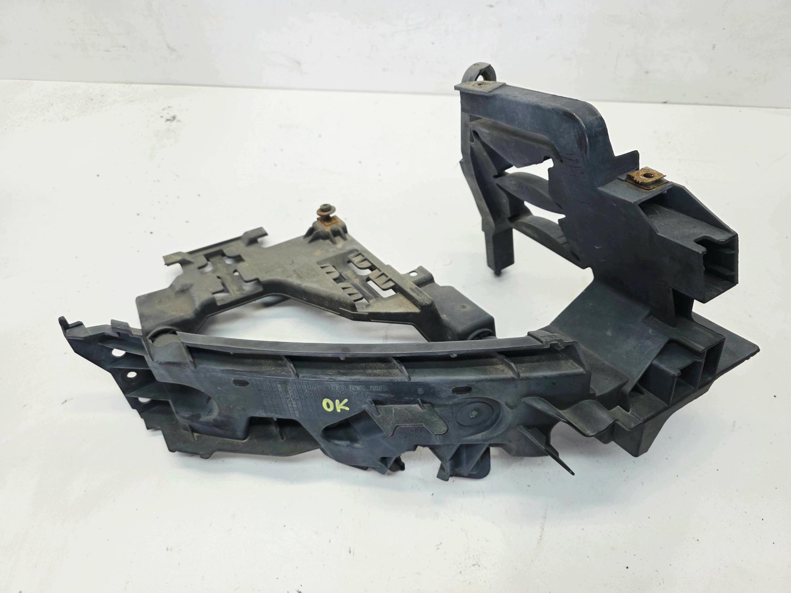 support holder REFLEKTORA right front AUDI Q5 8R LIFT 8R0805608B