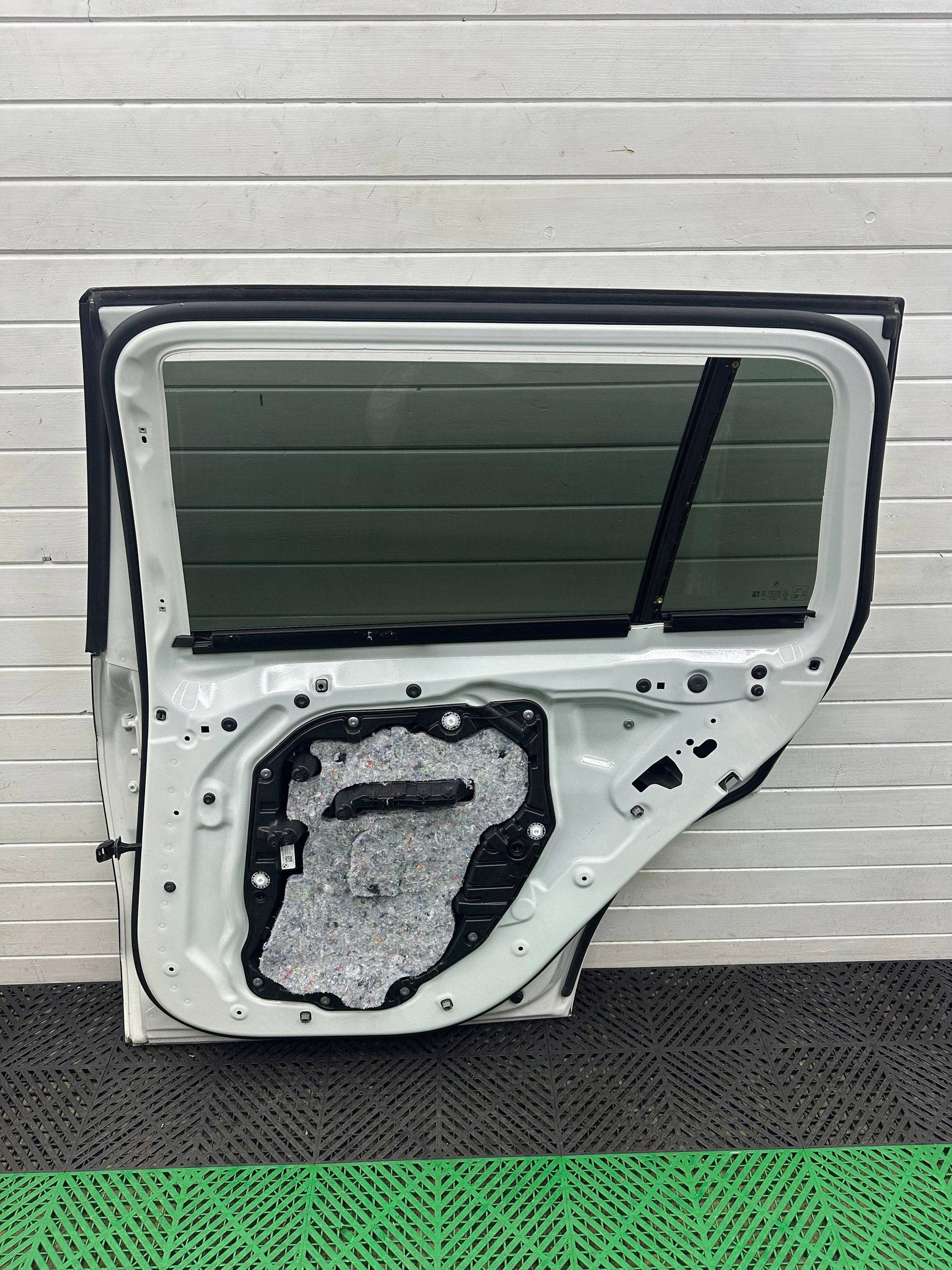 door rear. rear part side right BMW X7 G07 complete colour A300