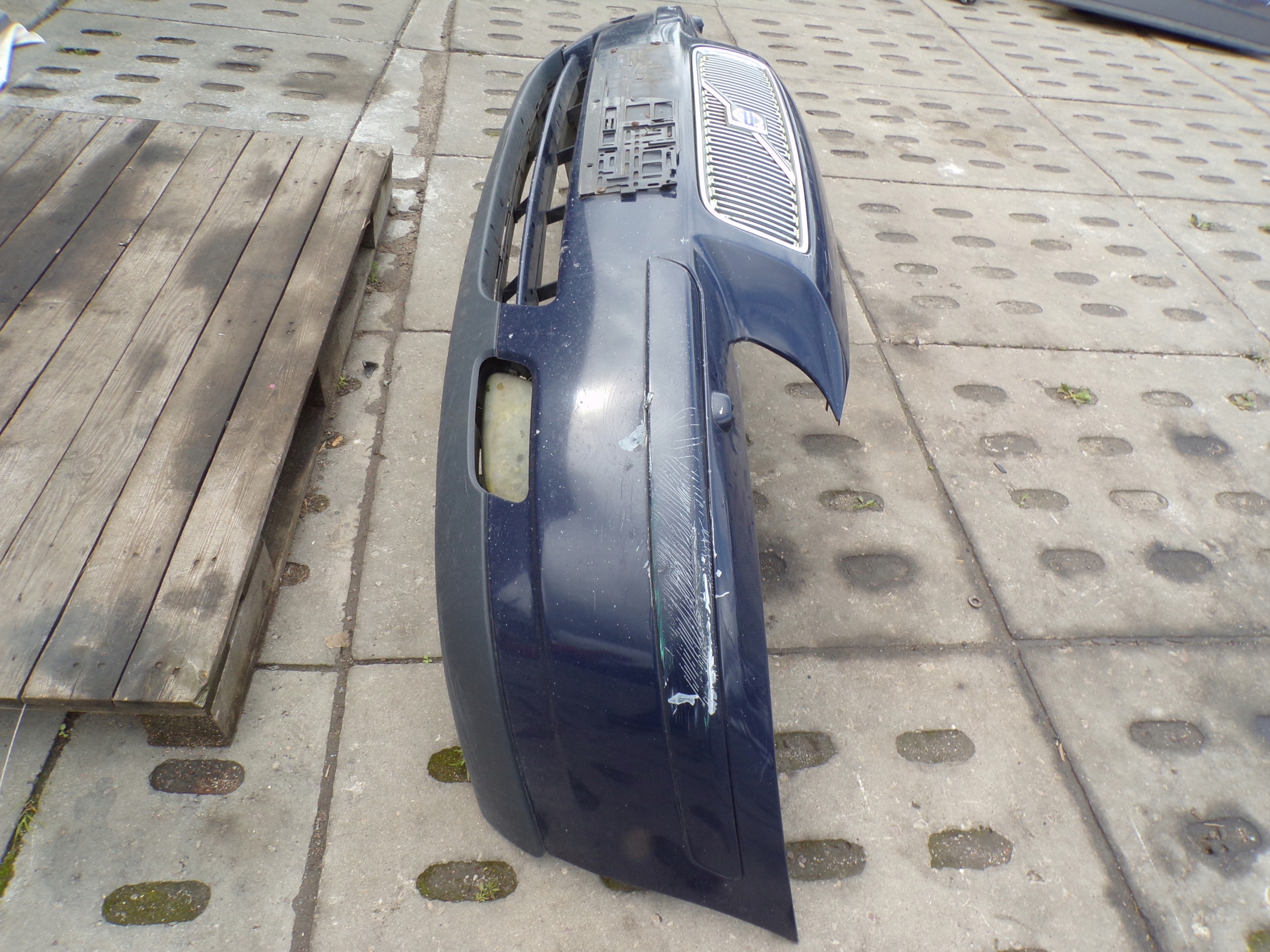 Frontstoßstange vorne VOLVO V70 II Farbe 61300 DEEP BLUE Spritzdüse