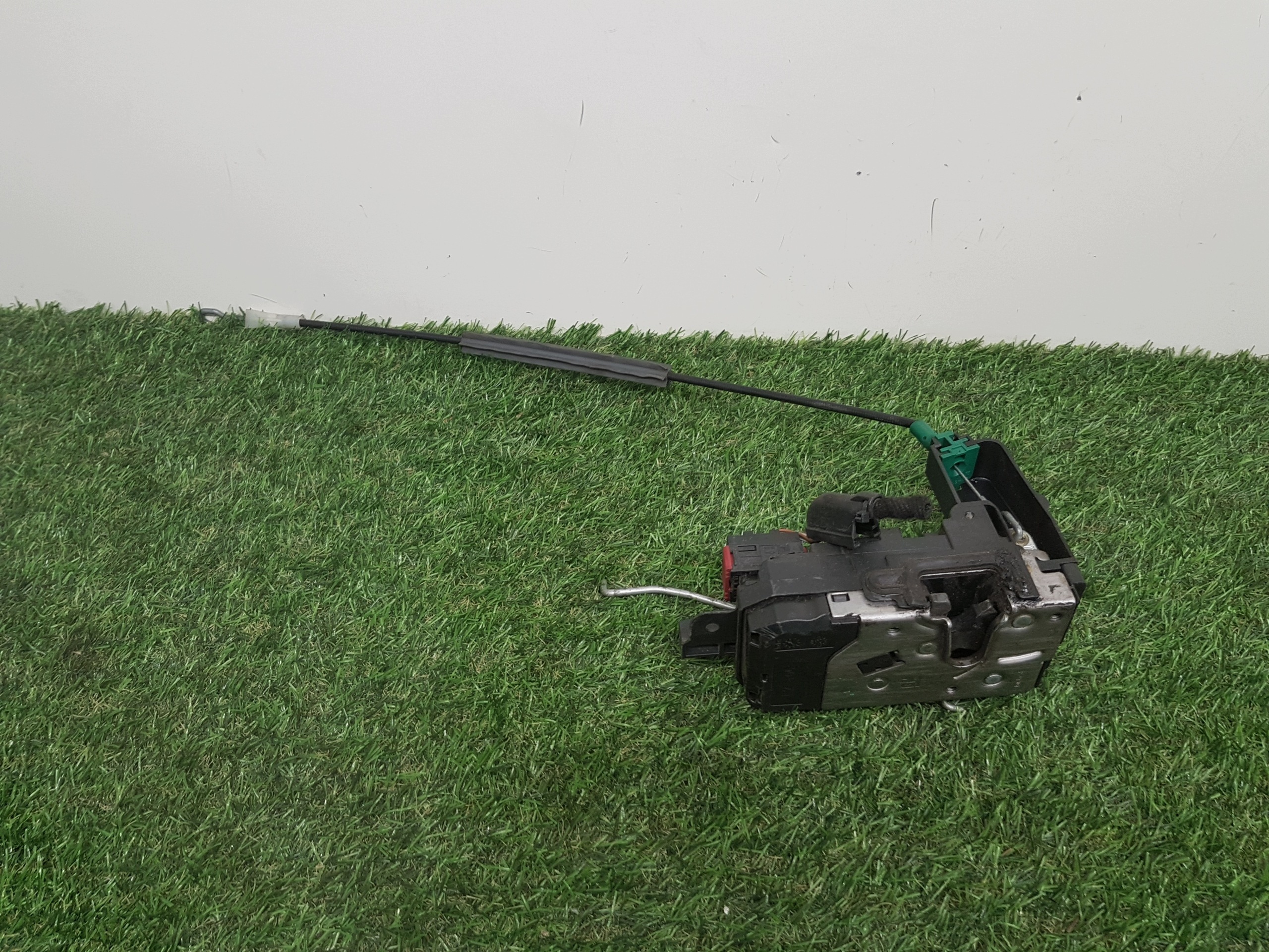 lock door left front OPEL ZAFIRA B 13210748