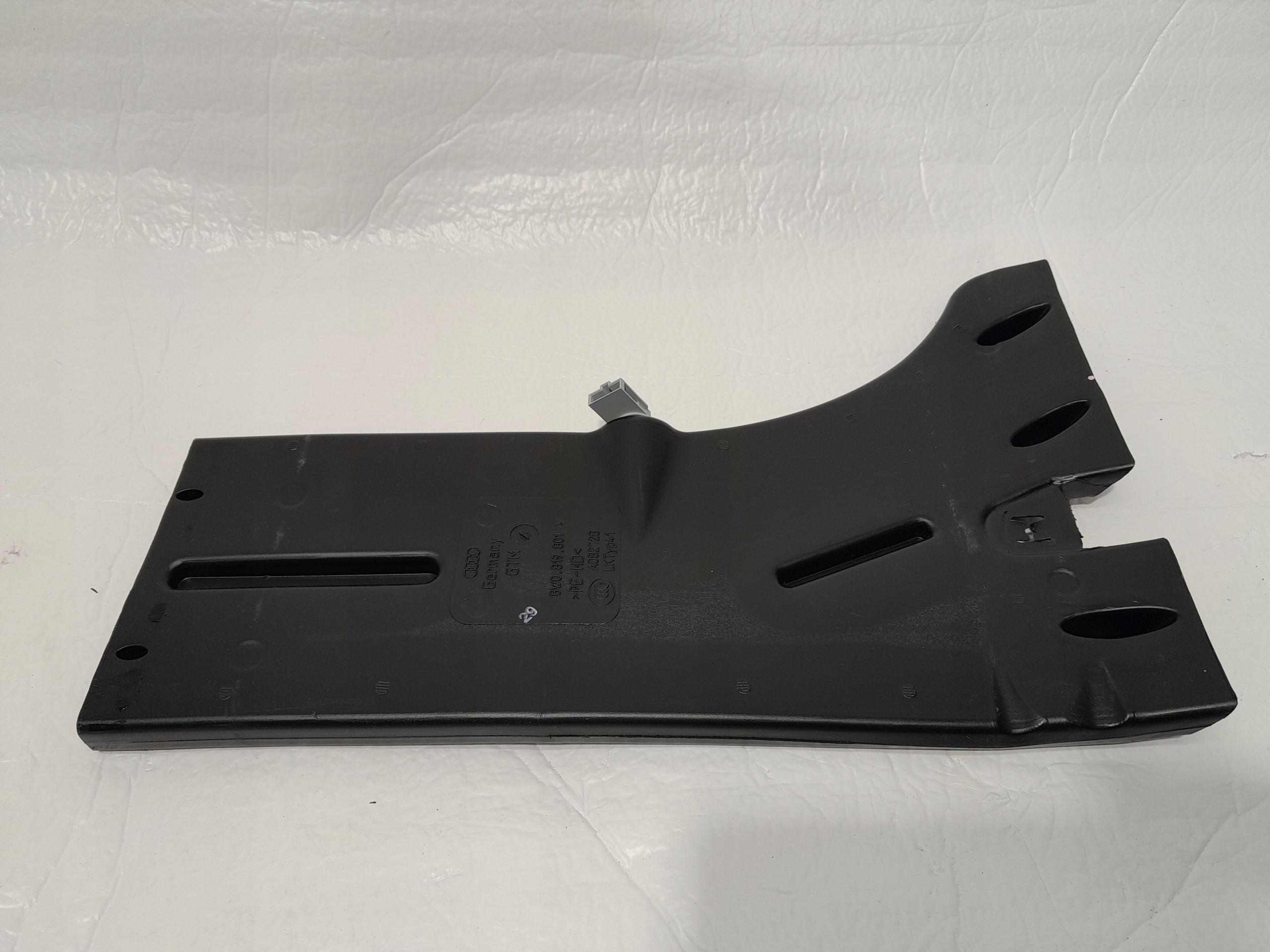AUDI A4 B9 LIFT drain air left 8W0819801A
