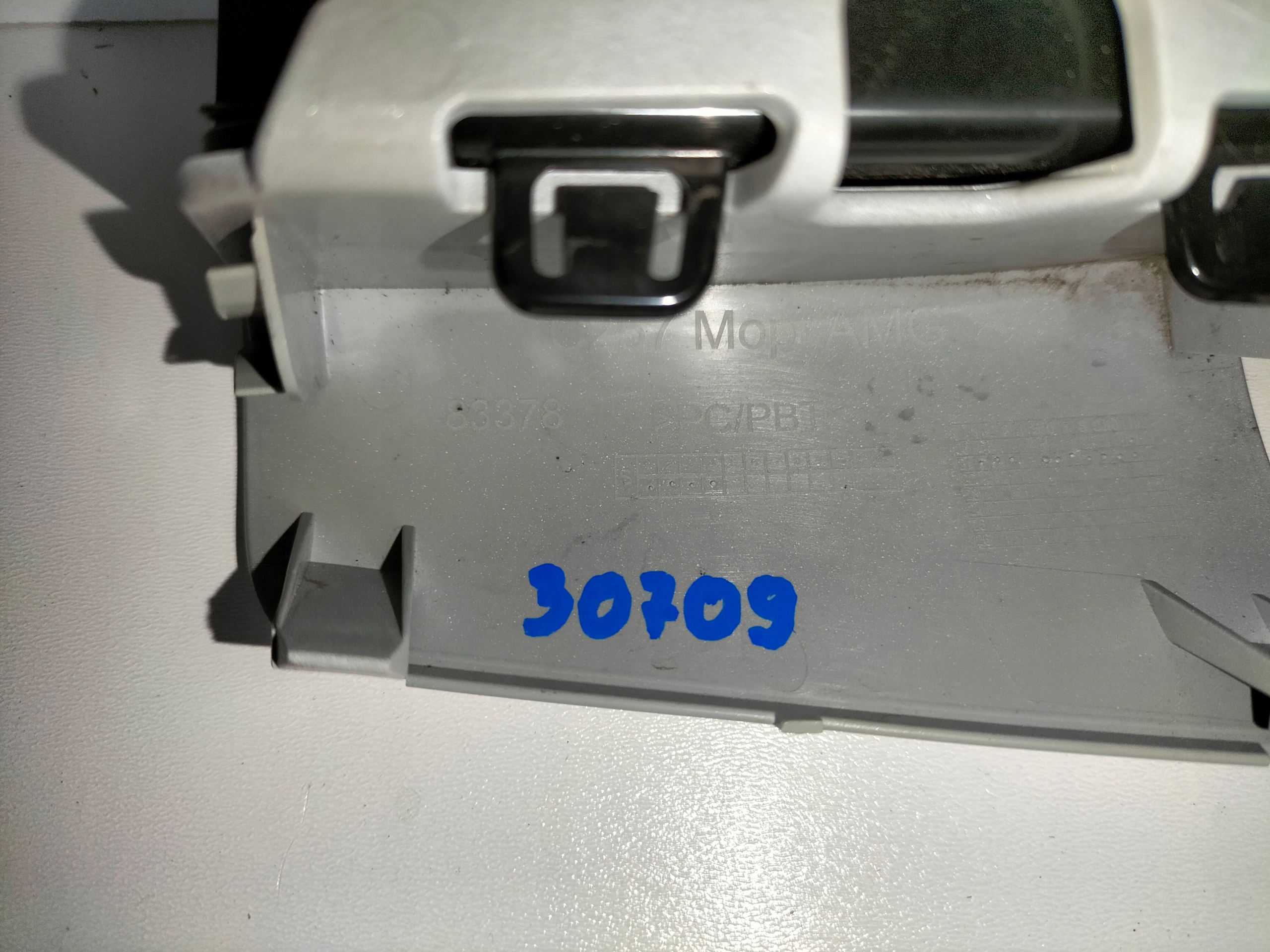 ABSCHLEPPÖSE DER STOSSSTANGE VORNE MERCEDES CLS C257 18