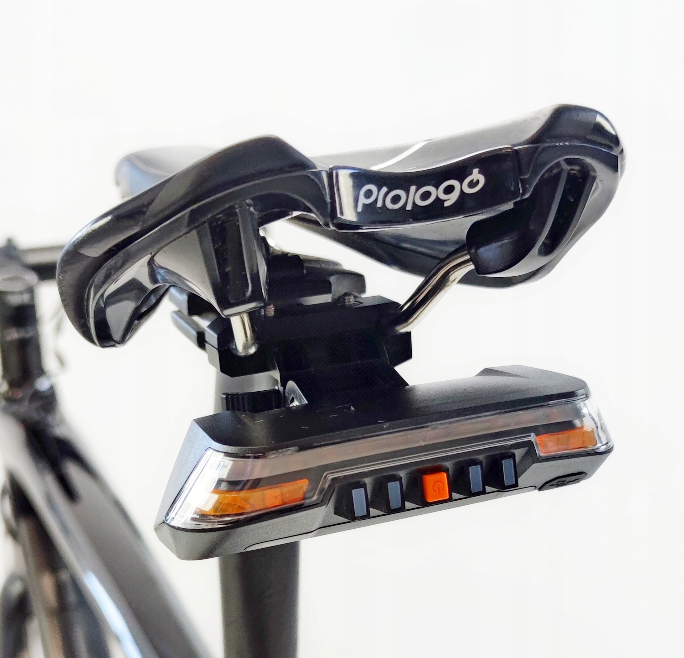 Zadní Cyklistická Lampa A9 s Blikačkami A Funkcí Stop