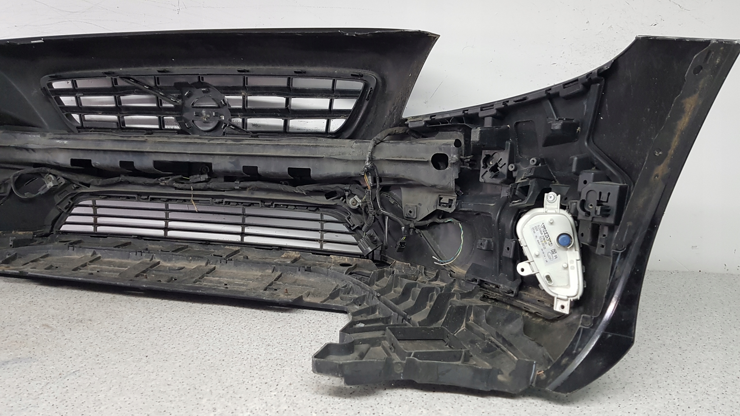 VOLVO V40 R design 2012 - bumper front 7138