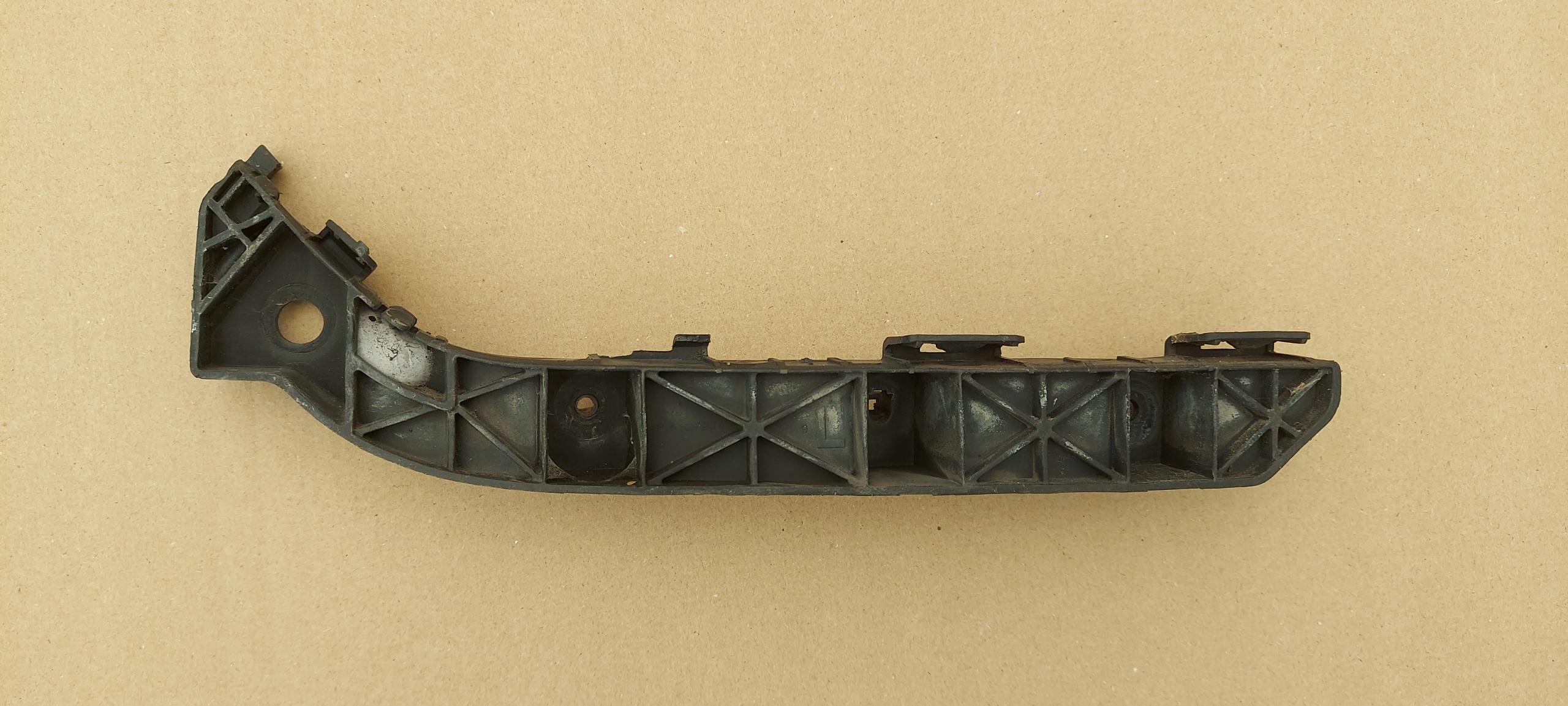 bumper bracket left front HYUNDAI I40 86515-3Z000