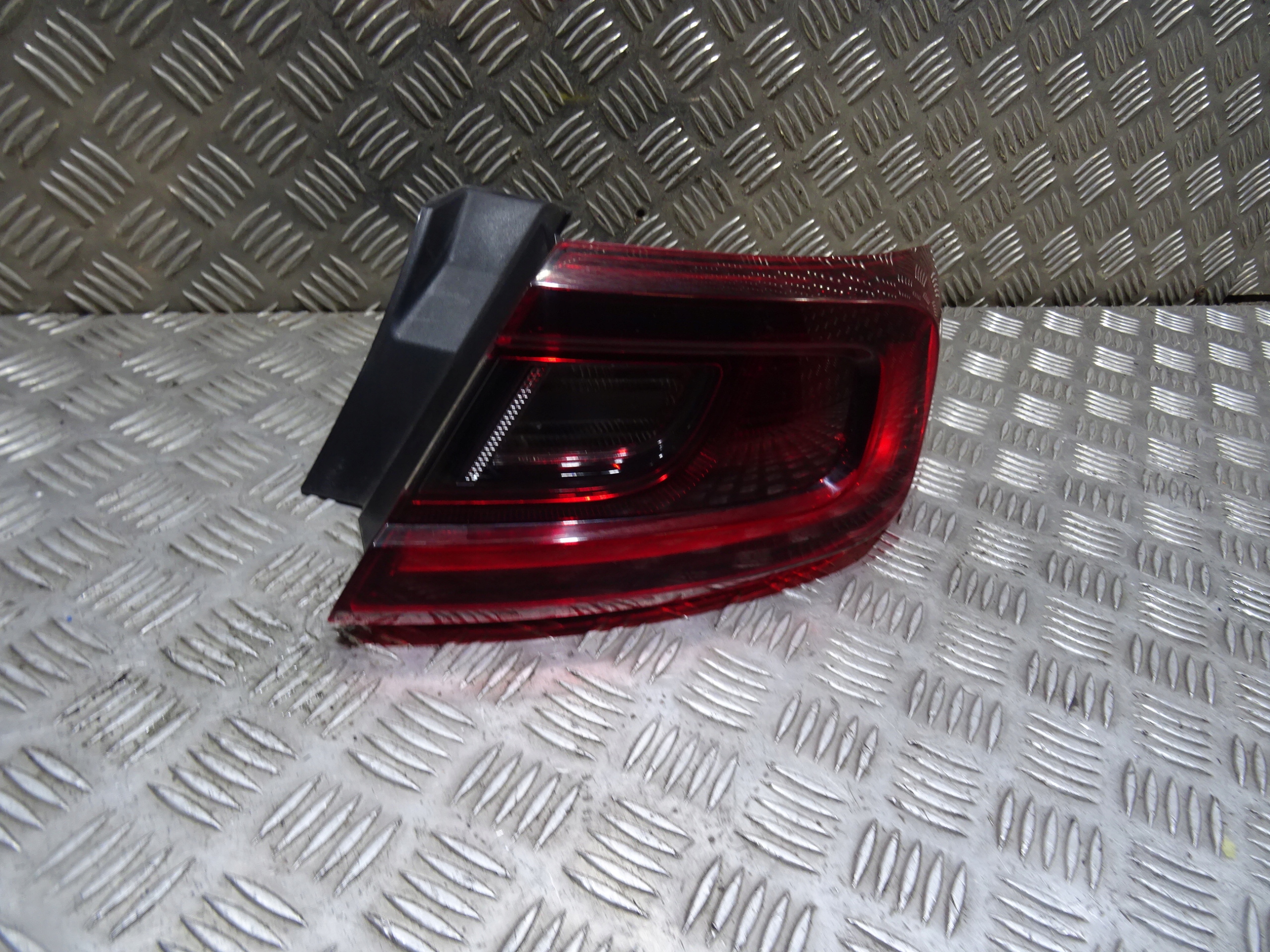 RENAULT ARKANA RS-LINE PRAWA TYLNA LAMPA IDEALNA Numer katalogowy części 265500964R 265500964