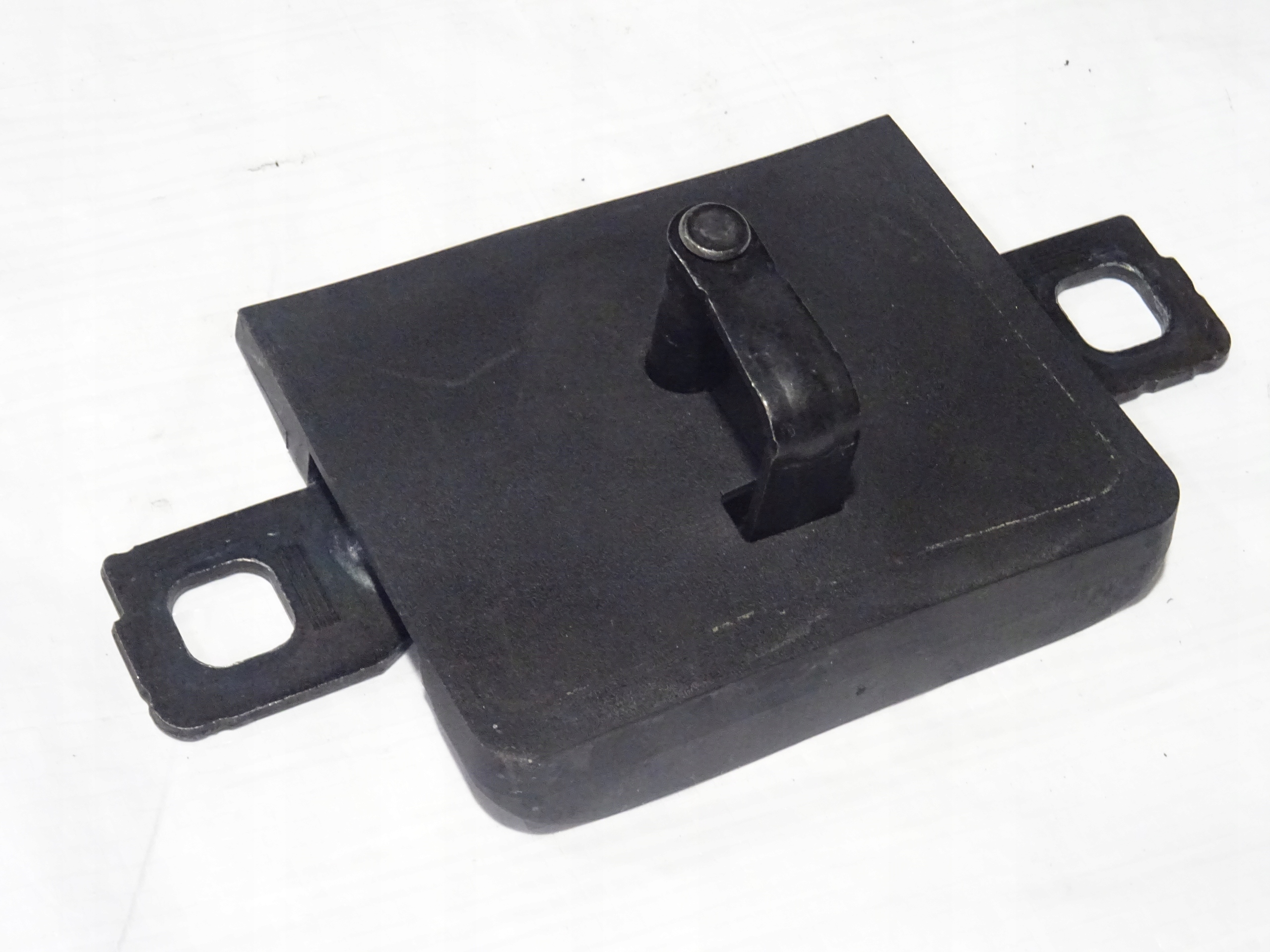 RYGIEL KLAPY TYŁ TYLNY SEAT ARONA 6F9 17-21 8V0827507H