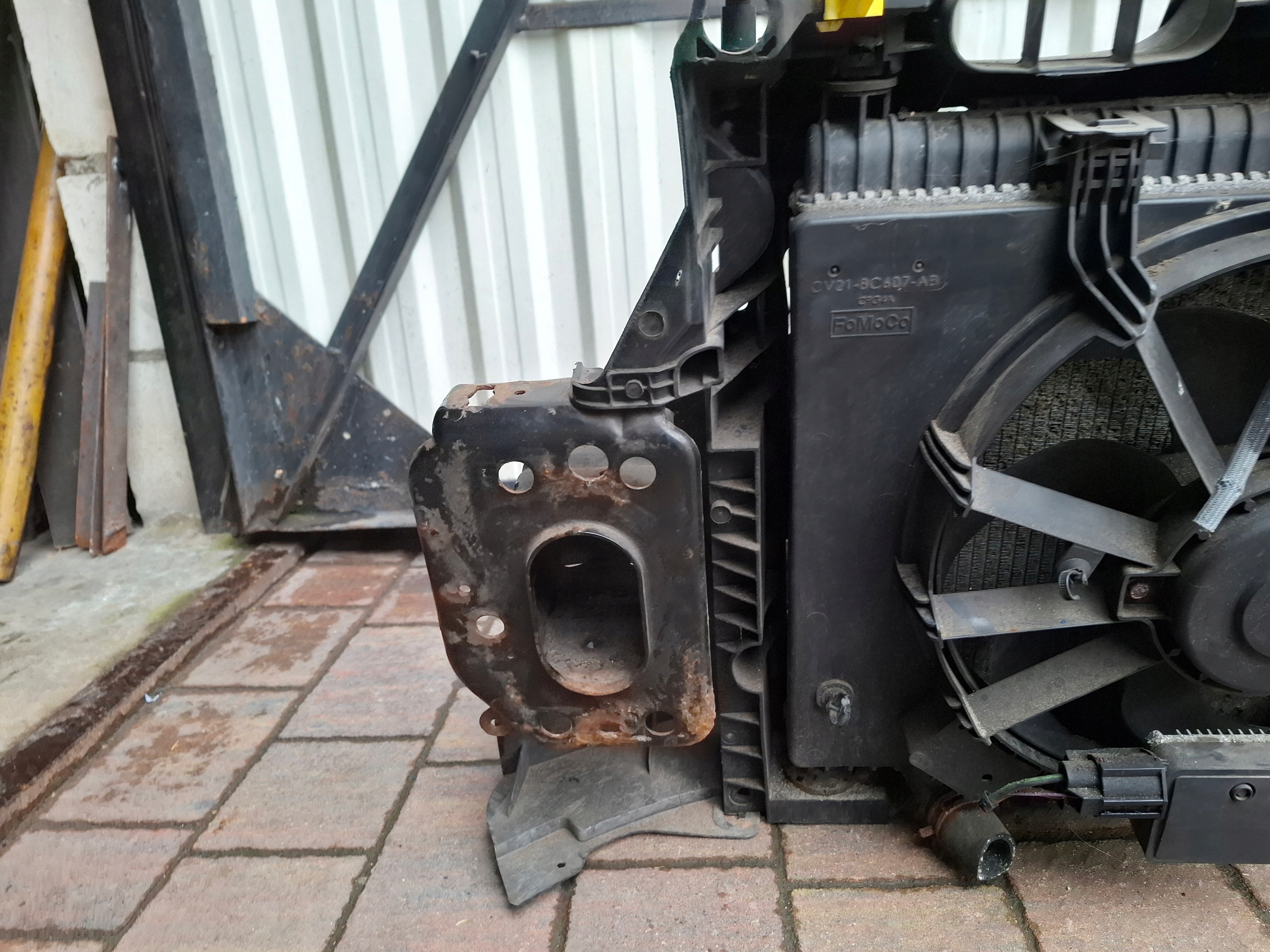 support panel for radiators FORD FIESTA MK7 LIFT 15r 1.6 TDCI