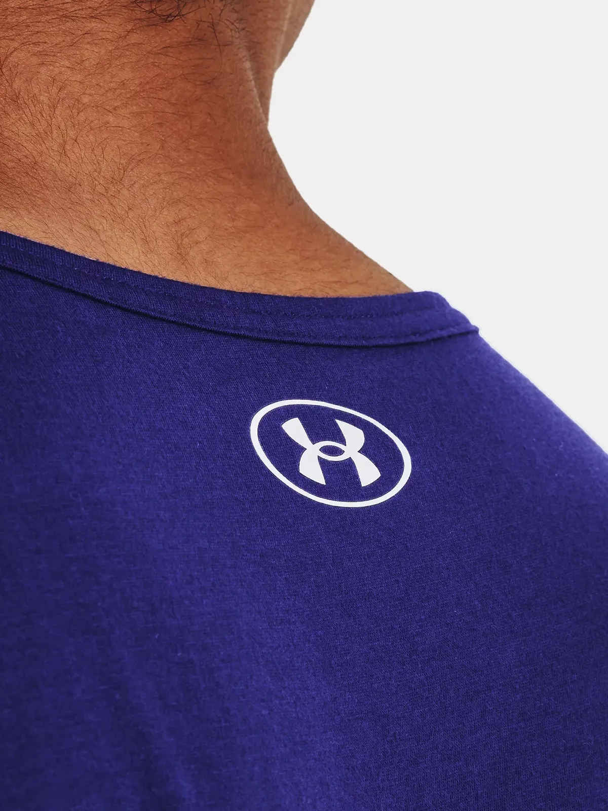 KOSZULKA MĘSKA UNDER ARMOUR BEZRĘKAWNIK SPORTOWY WIOSENNY BAWEŁNA 1329589 Dekolt okrągły