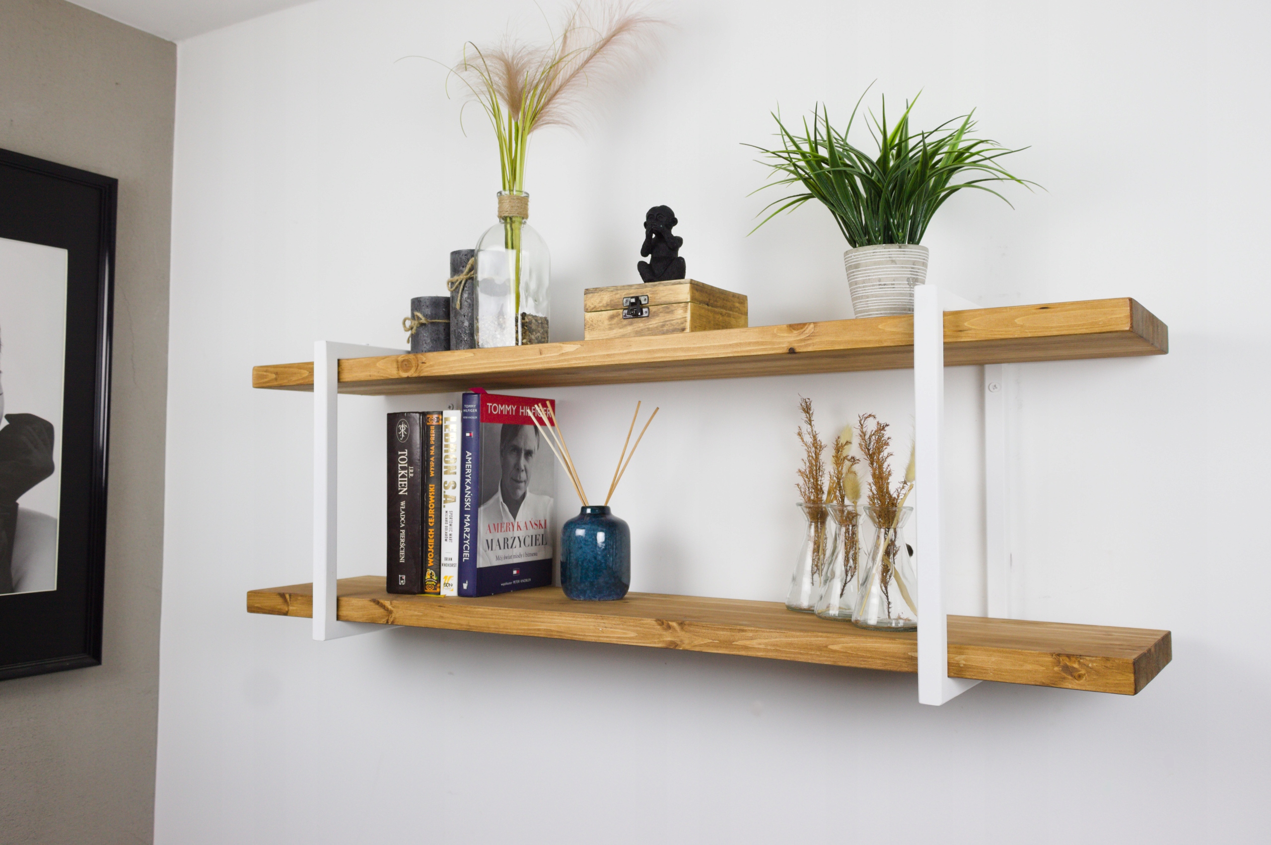 Závěsná nástěnná police Glamour Bílá Dvojitá dřevěná kovová police 145 cm