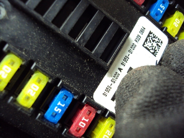 SKRZYNKA BEZPIECZNIKÓW HYUNDAI SANTA FE IV 18- Jakość części (zgodnie z GVO) O - oryginał z logo producenta pojazdu (OE)