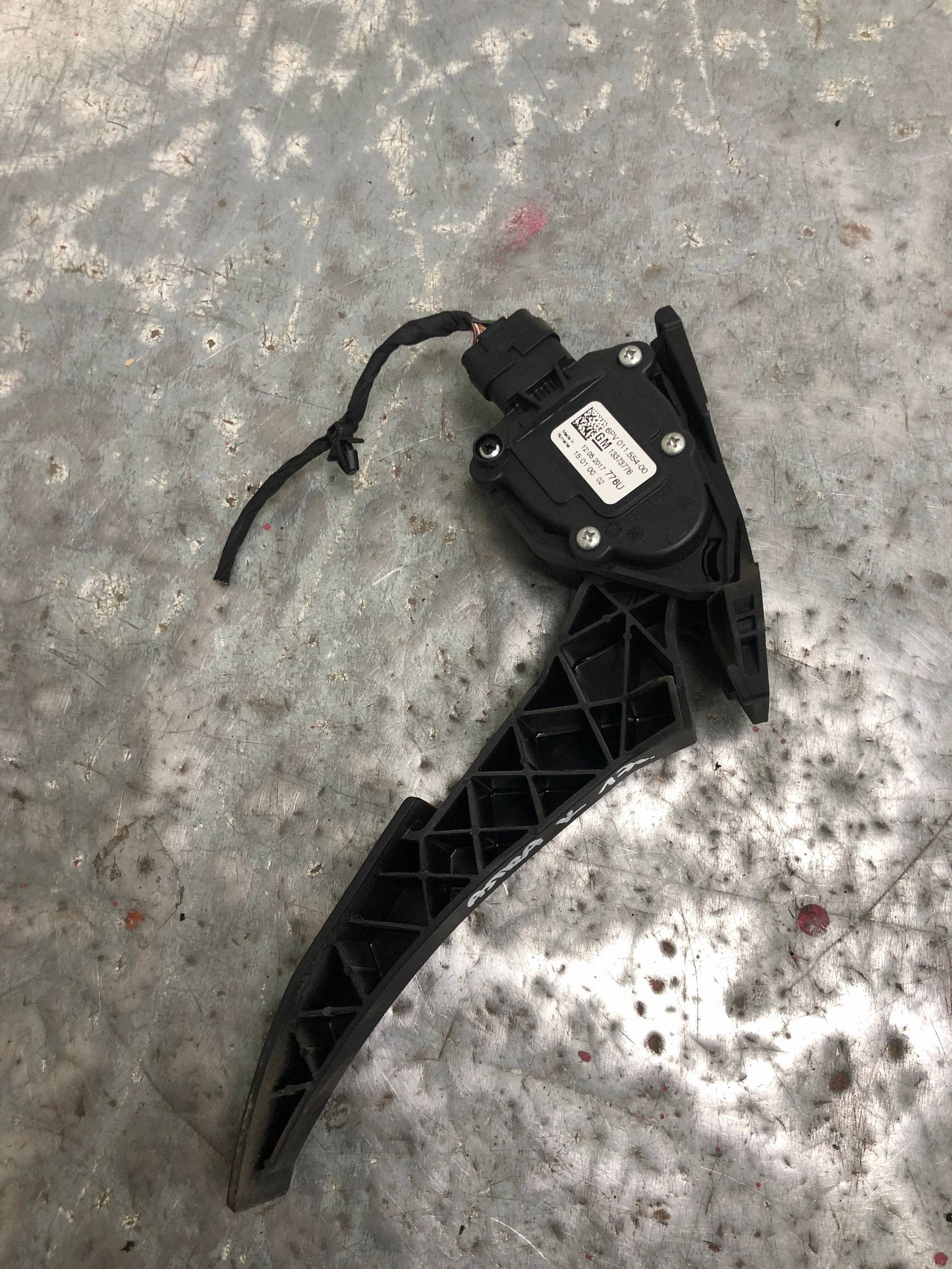 accelerator pedal potentiometer OPEL ASTRA K 13373776