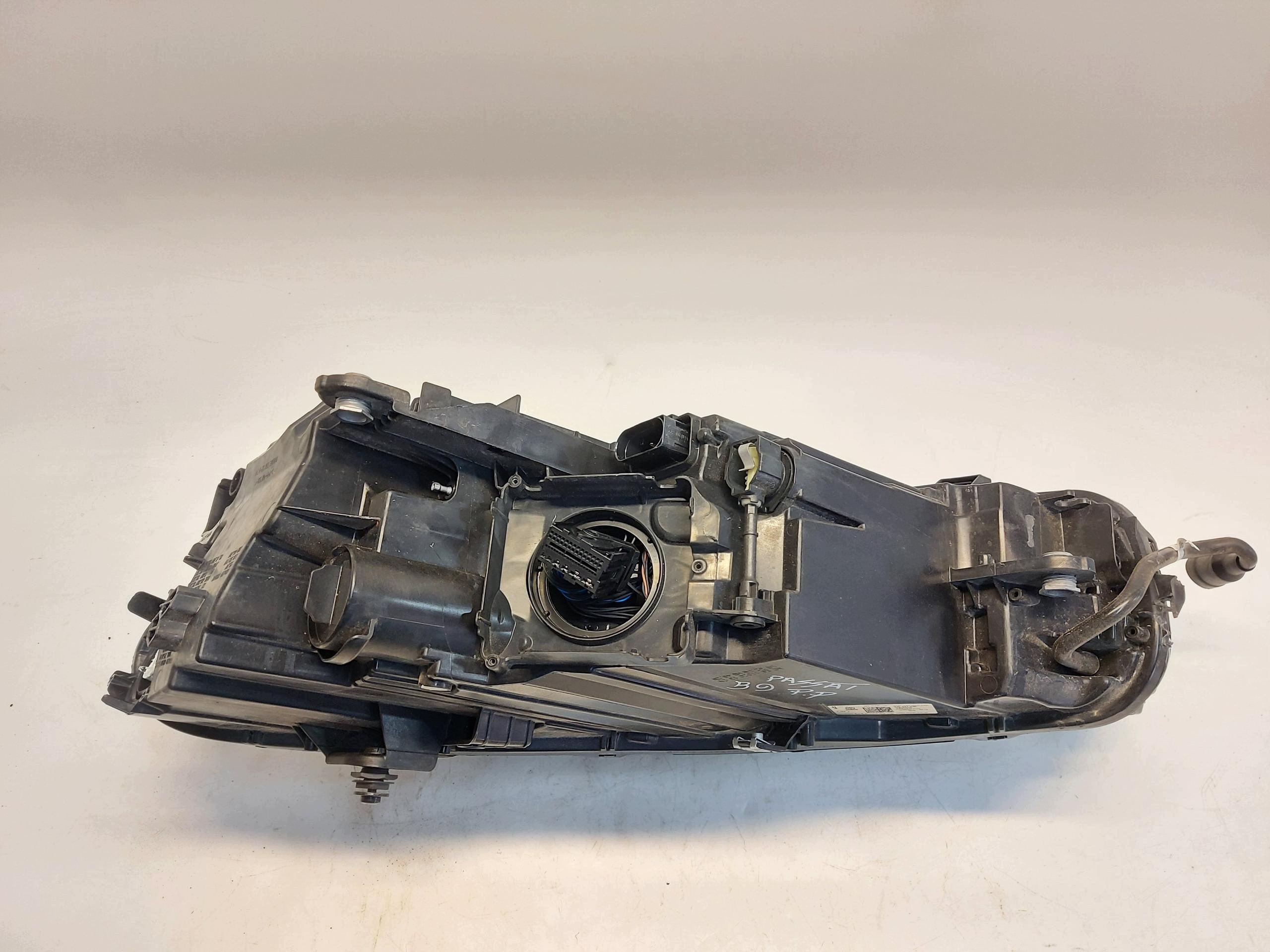 VW Passat R B9 3J0 2025r light right front front RHD 3j2941036