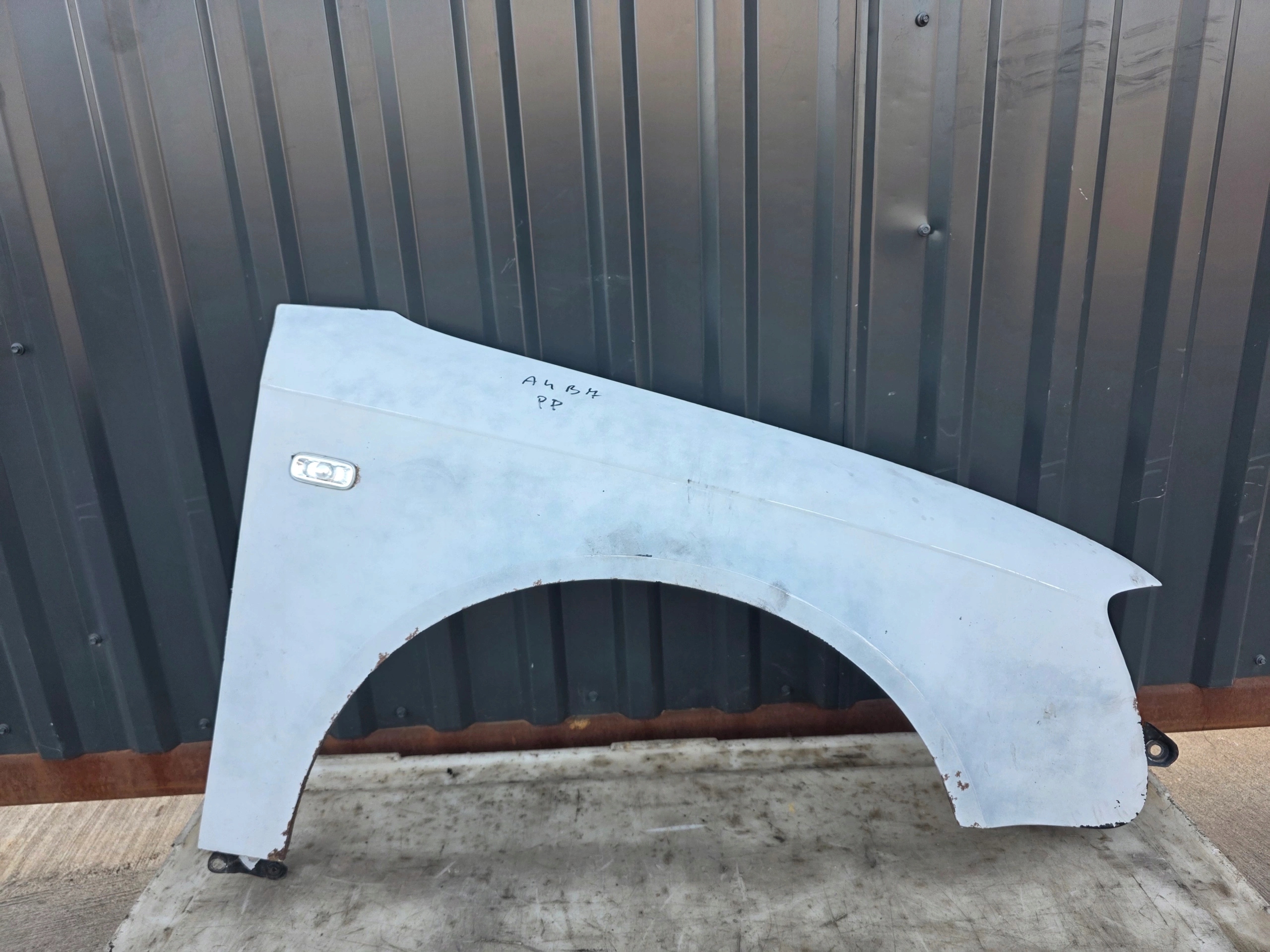 fender right front AUDI A4 B7 2004-2007 DO MALOWANIA !!!