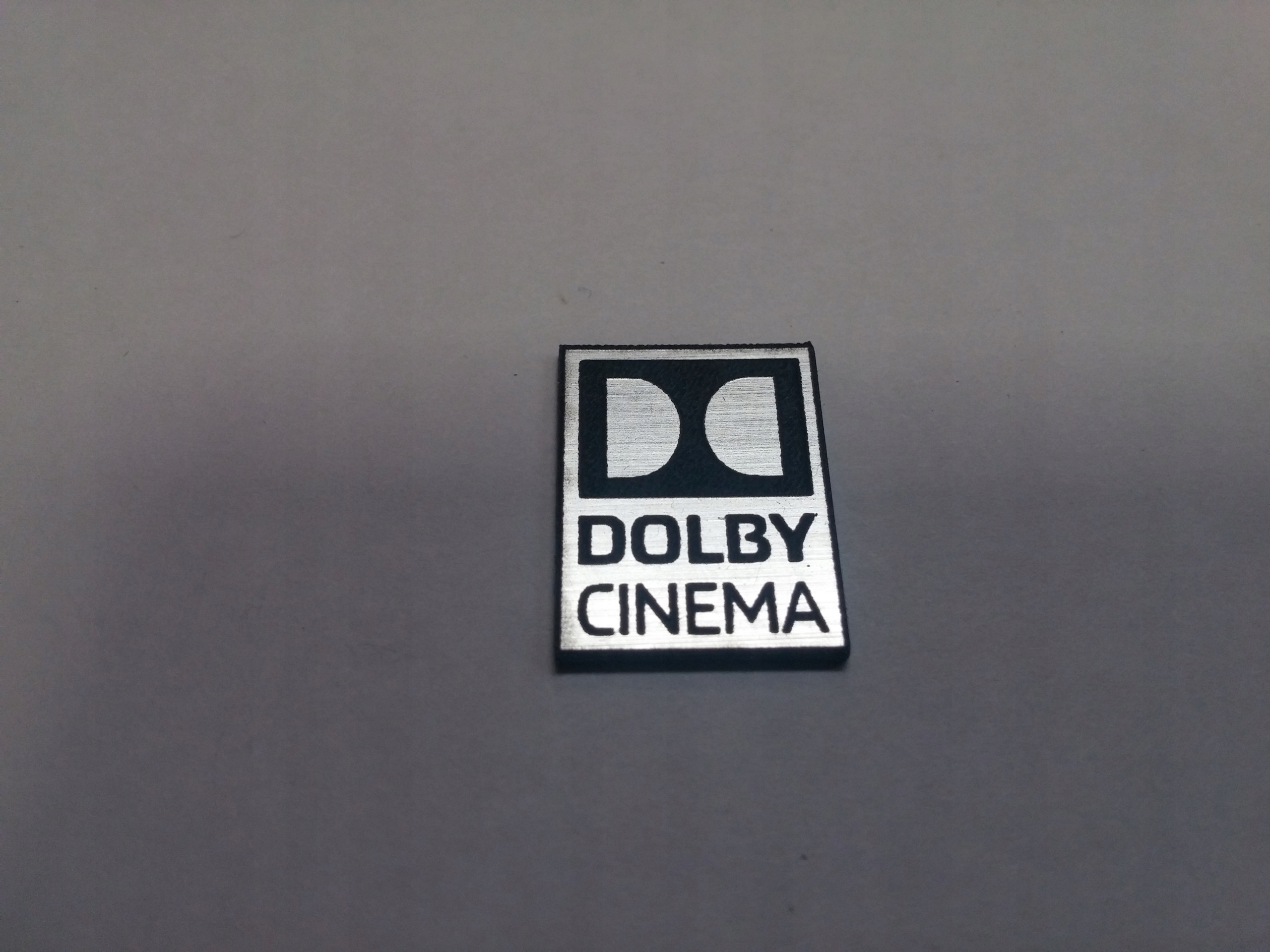 

Dolby Cinema naklejka emblemat 14 x 18 mm *srebrna