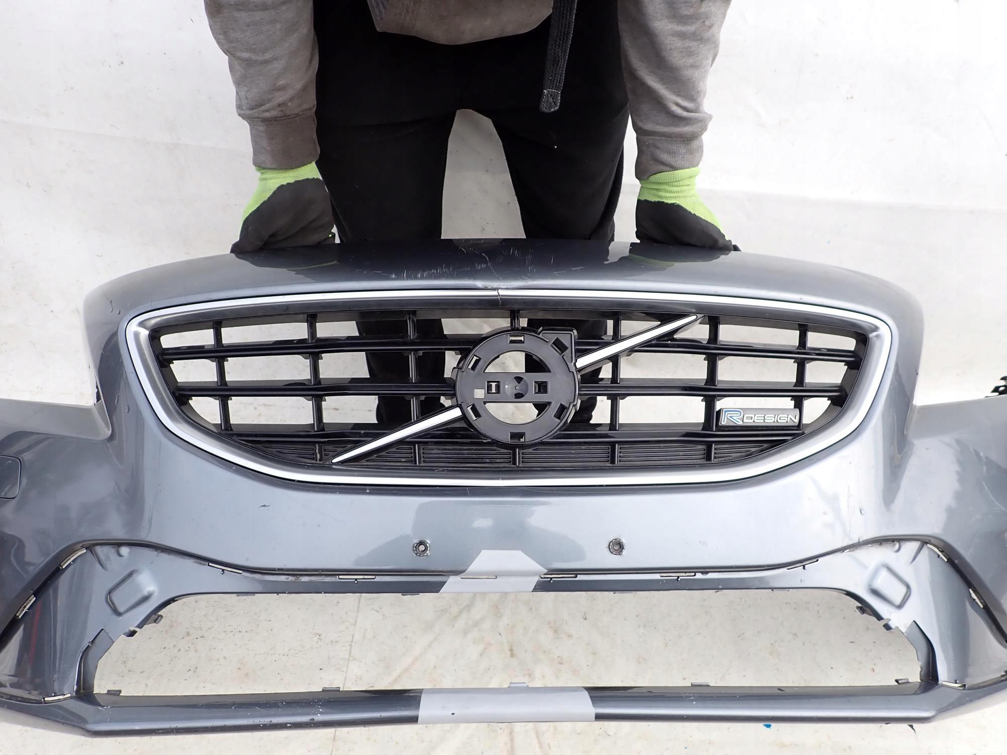 VOLVO V40 R-design 12-19 bumper front washer PDC