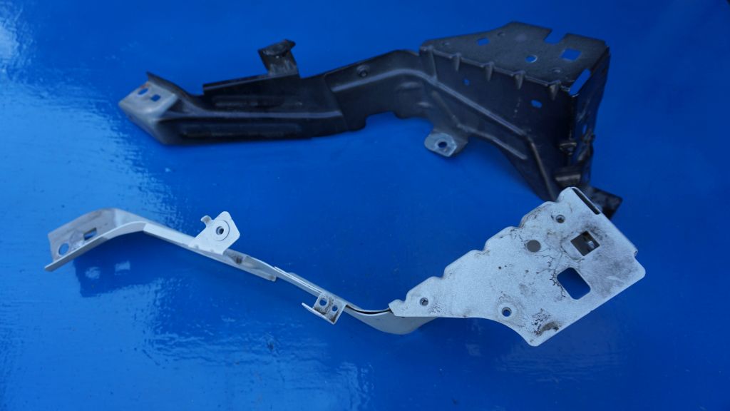 Volvo XC40 2022 Uchwyt / Mocowanie błotnika przedniego