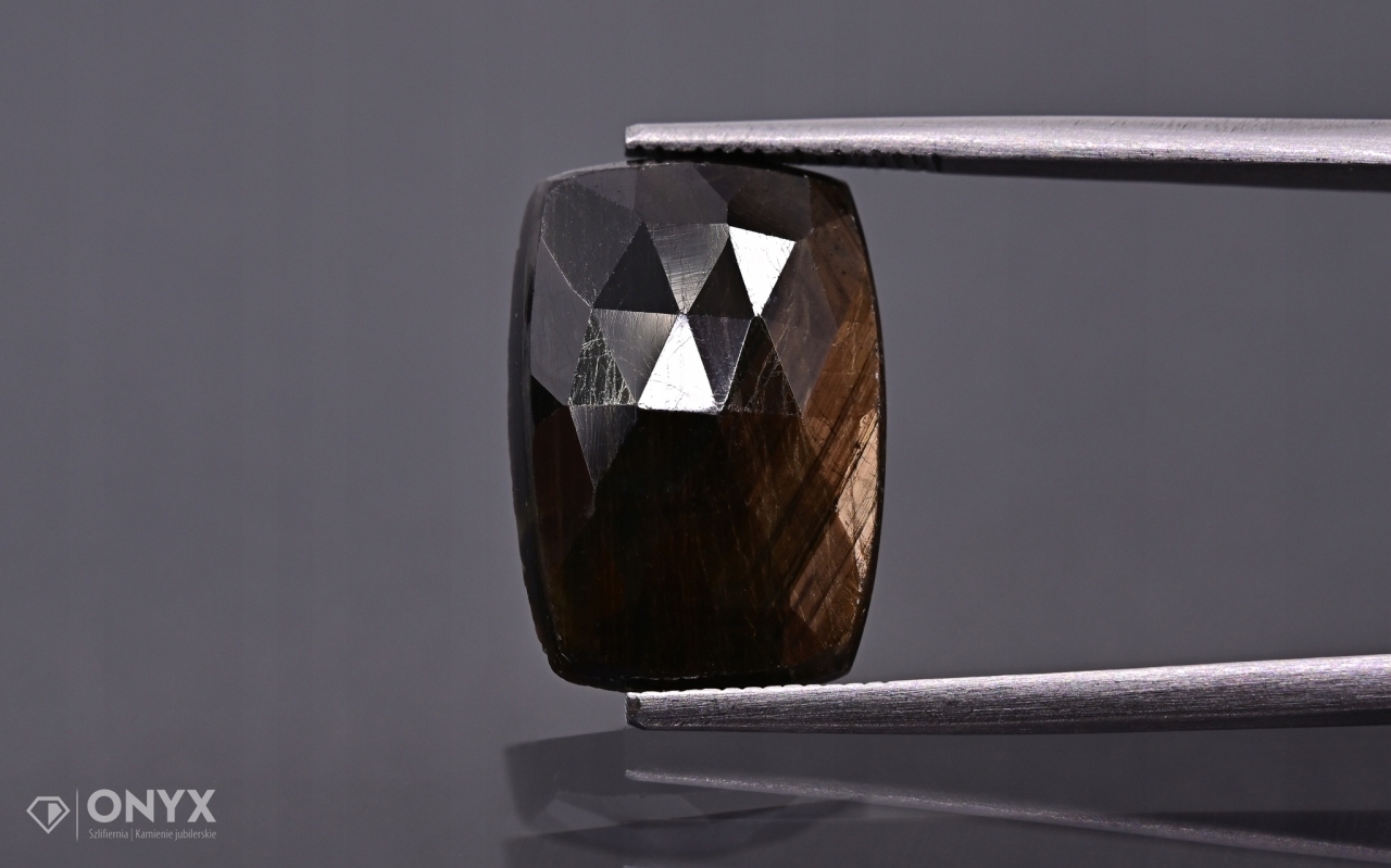 Safírová fazetovaná rozeta cushion 16,5x11,5 mm