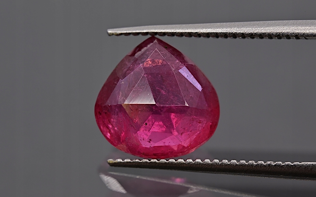 Turmalín oboustranně fasetovaný slza 9x9 mm