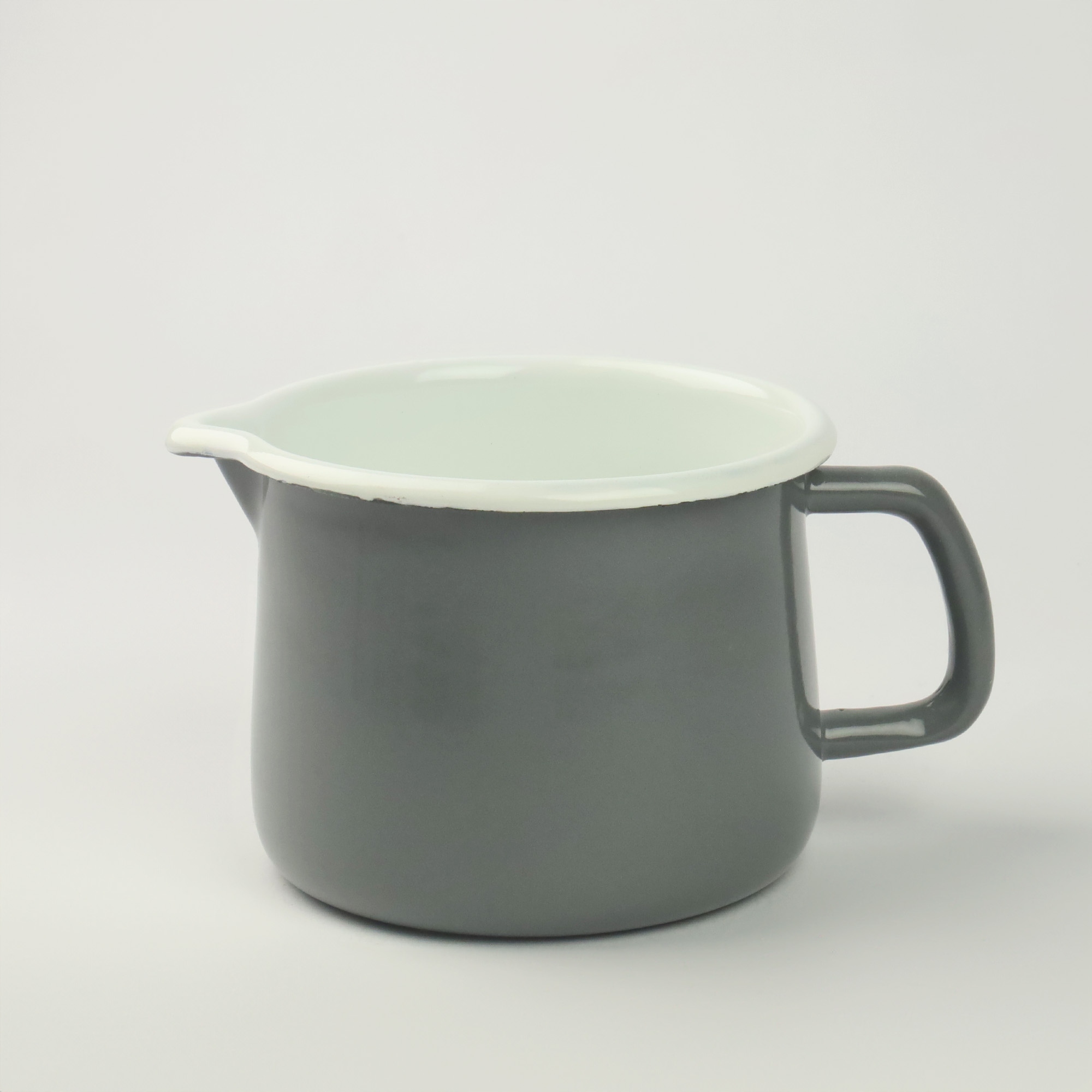 EMALIOWANY KUBEK Z WYLEWKĄ DZBANUSZEK NA KUCHENKĘ Z DZIÓBKIEM 1,7L SZARY