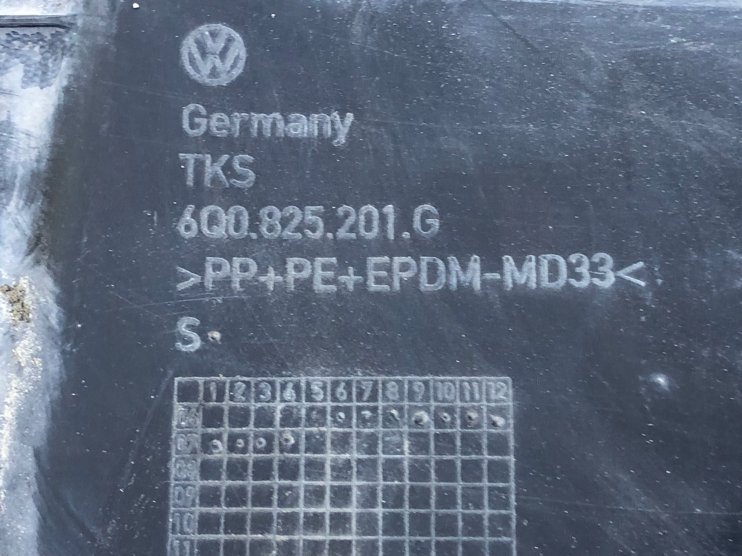 cover chassis left VW POLO IV 9N 6Q0825201G