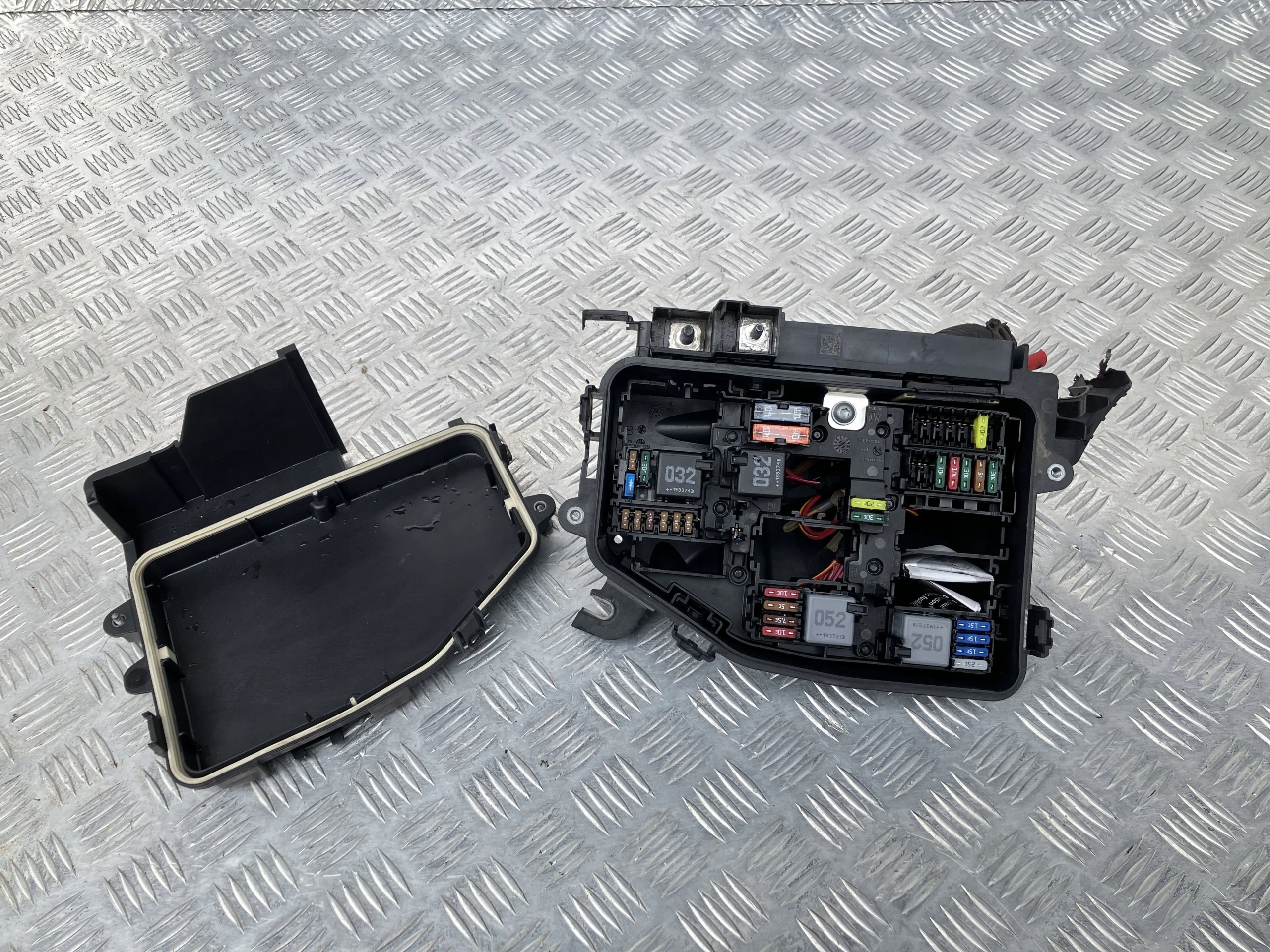 SKRZYNKA BEZPIECZNIKÓW MERCEDES B KLASA W247 2.0 CDI