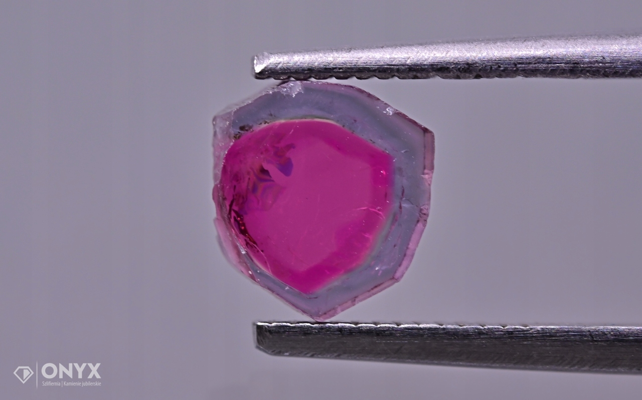 Turmalín deska nepravidelná 6,5x6,5 mm