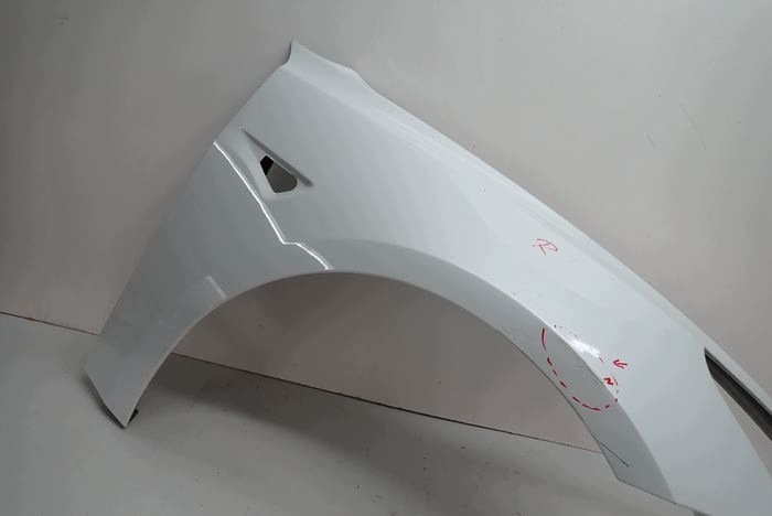 TESLA III 3 17-23 blatník pravý přední předek