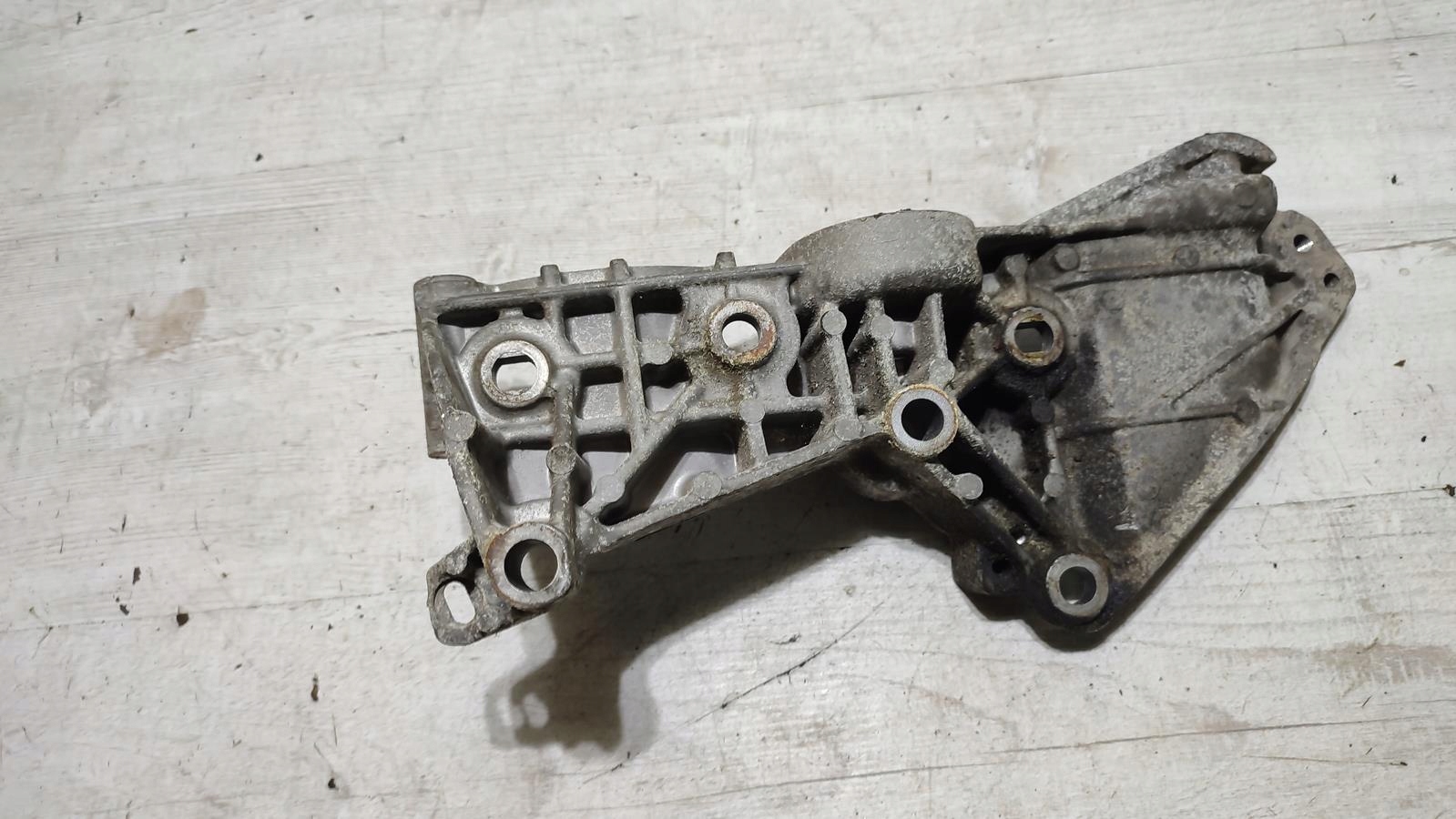 supporto alternatore 1.6 16V Dacia Duster e Lift 14r