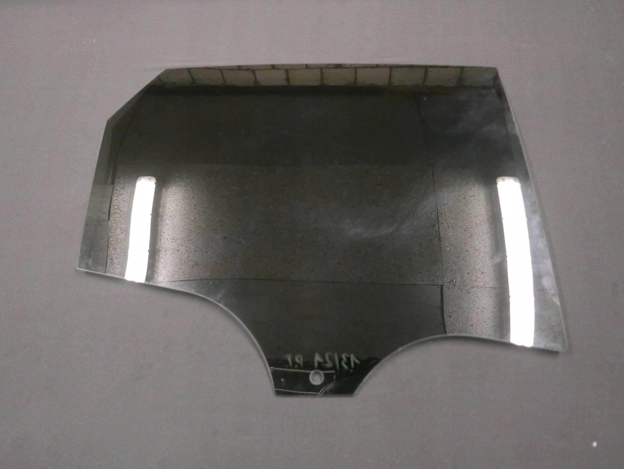 BMW F45 боковое стекло двери п зд темное