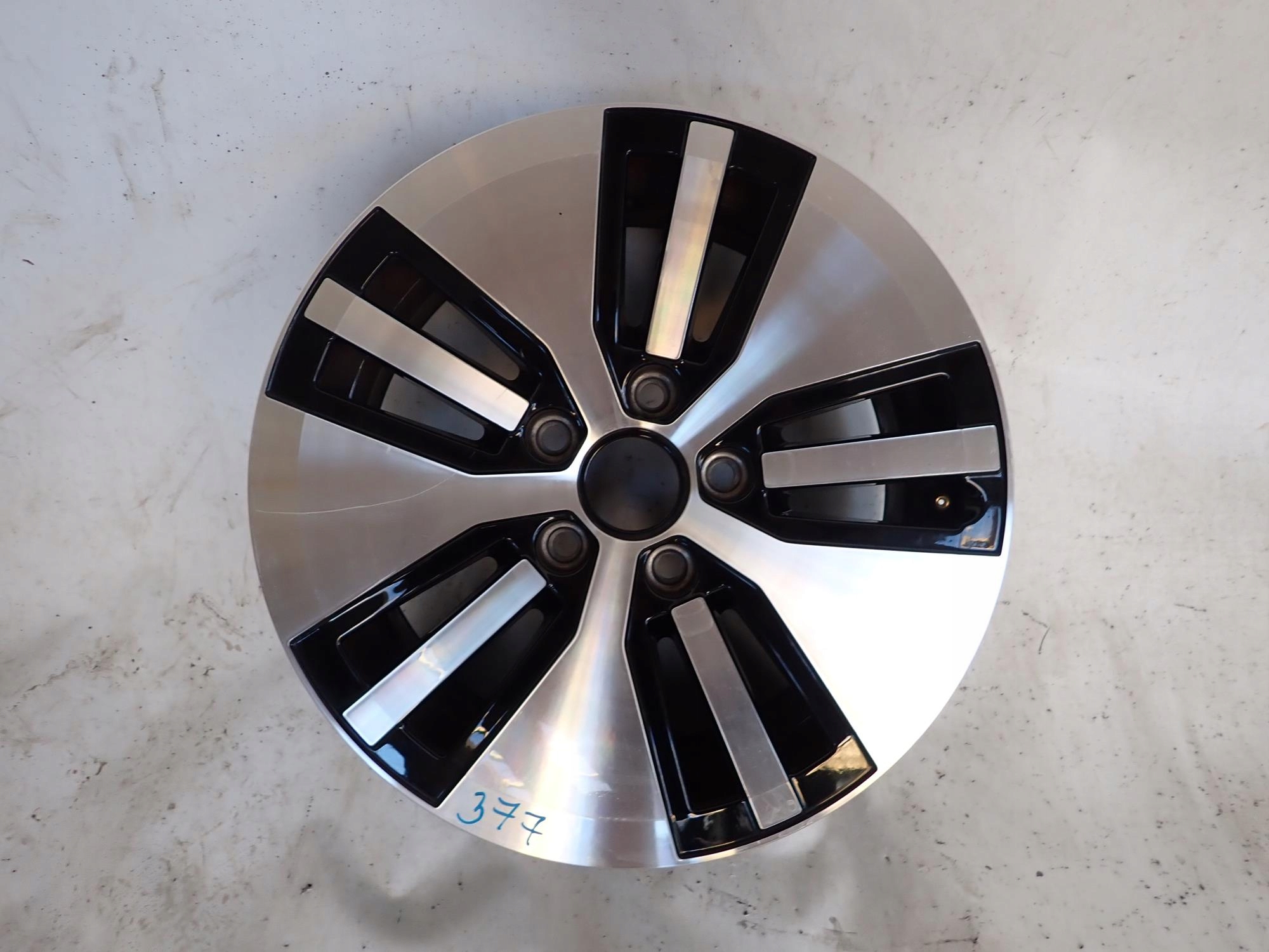 VW 5GE601025 6.5Jx16H2 ET46 16" disk hliníkový