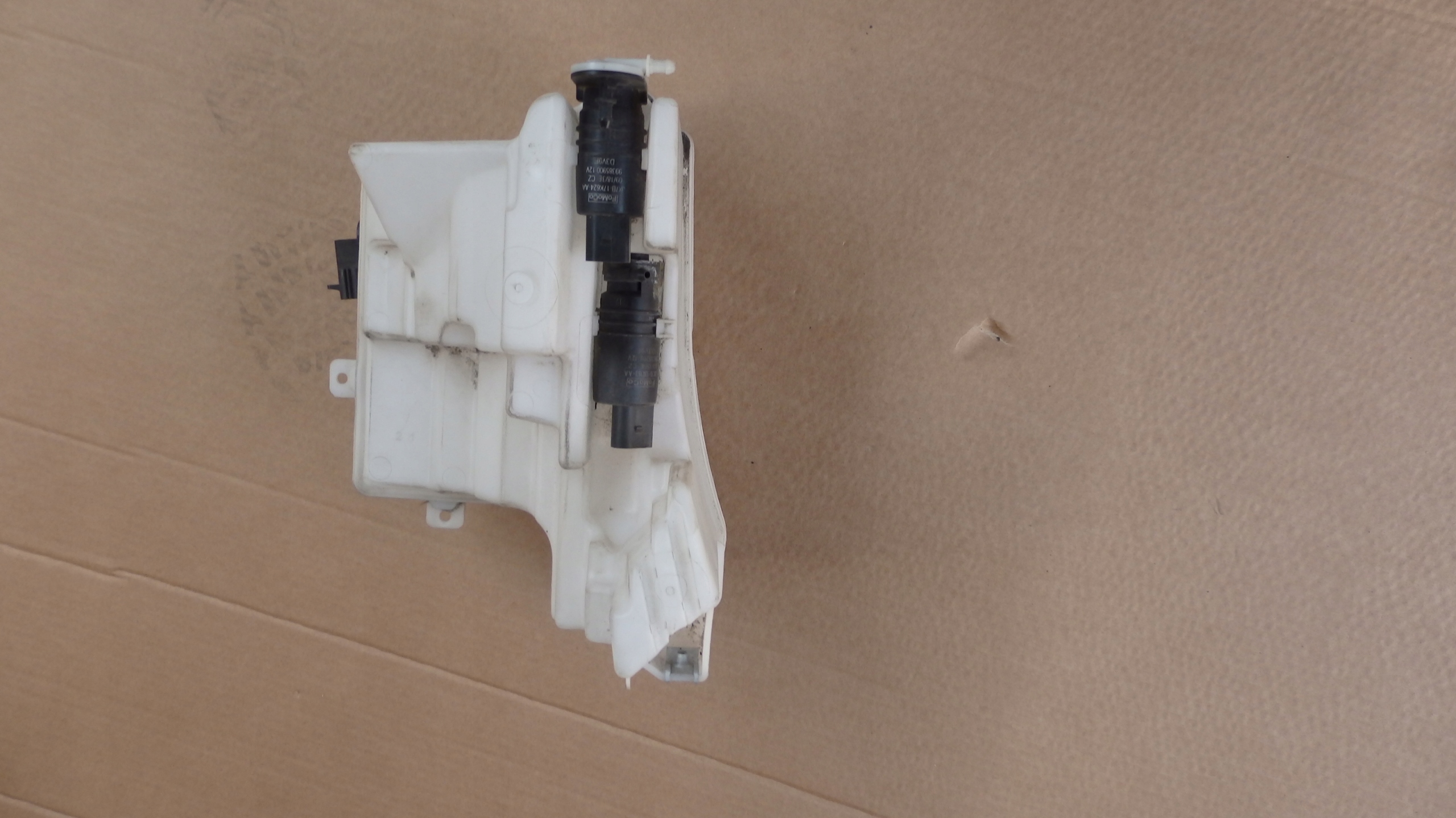 JX7B-13K175-AE - БАЧОК ОМЫВАТЕЛЯ FORD FOCUS MK4