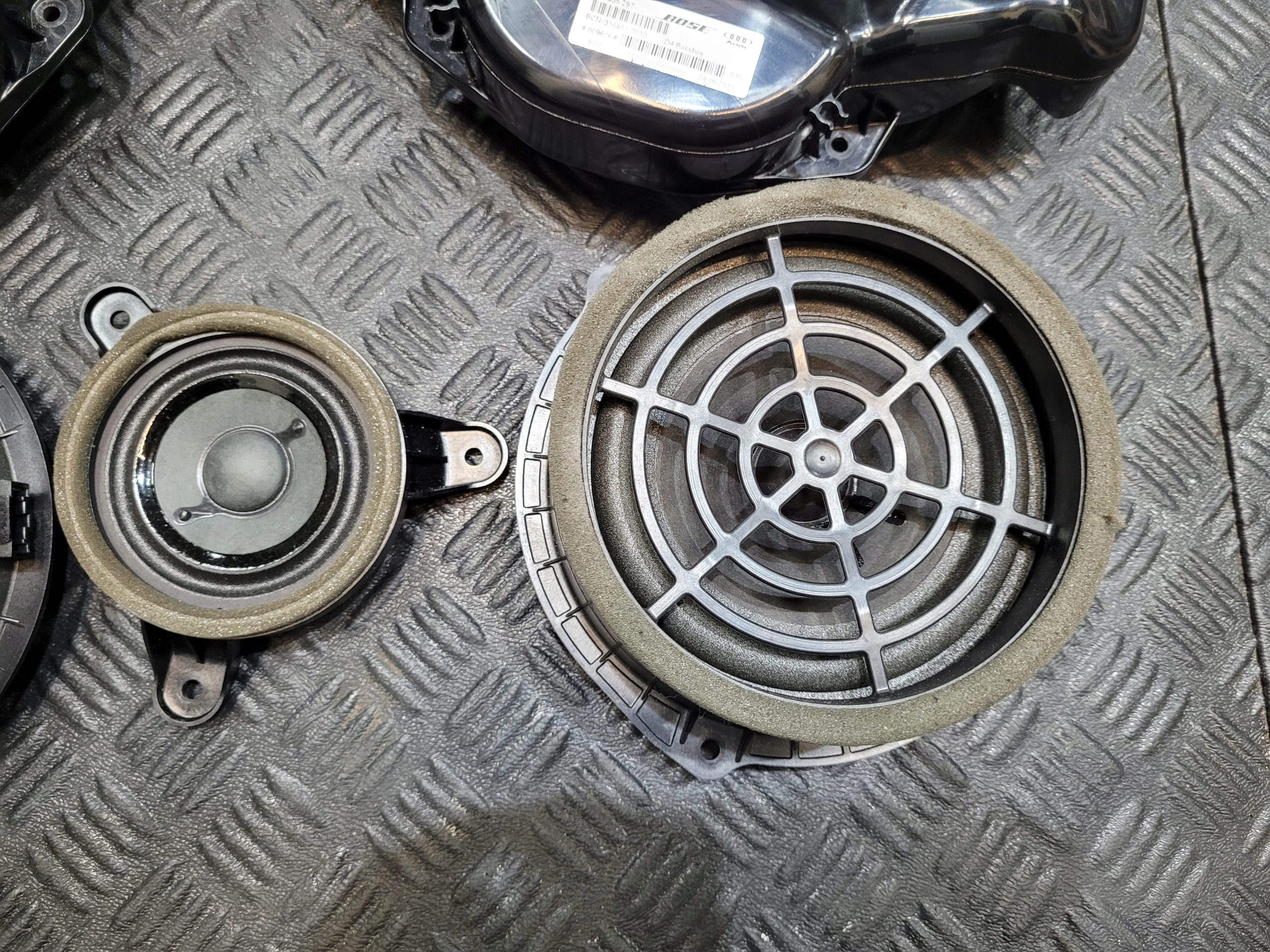 KOMPLET repráků repráky reprák SUBWOOFER BOSE AUDI A8 D4