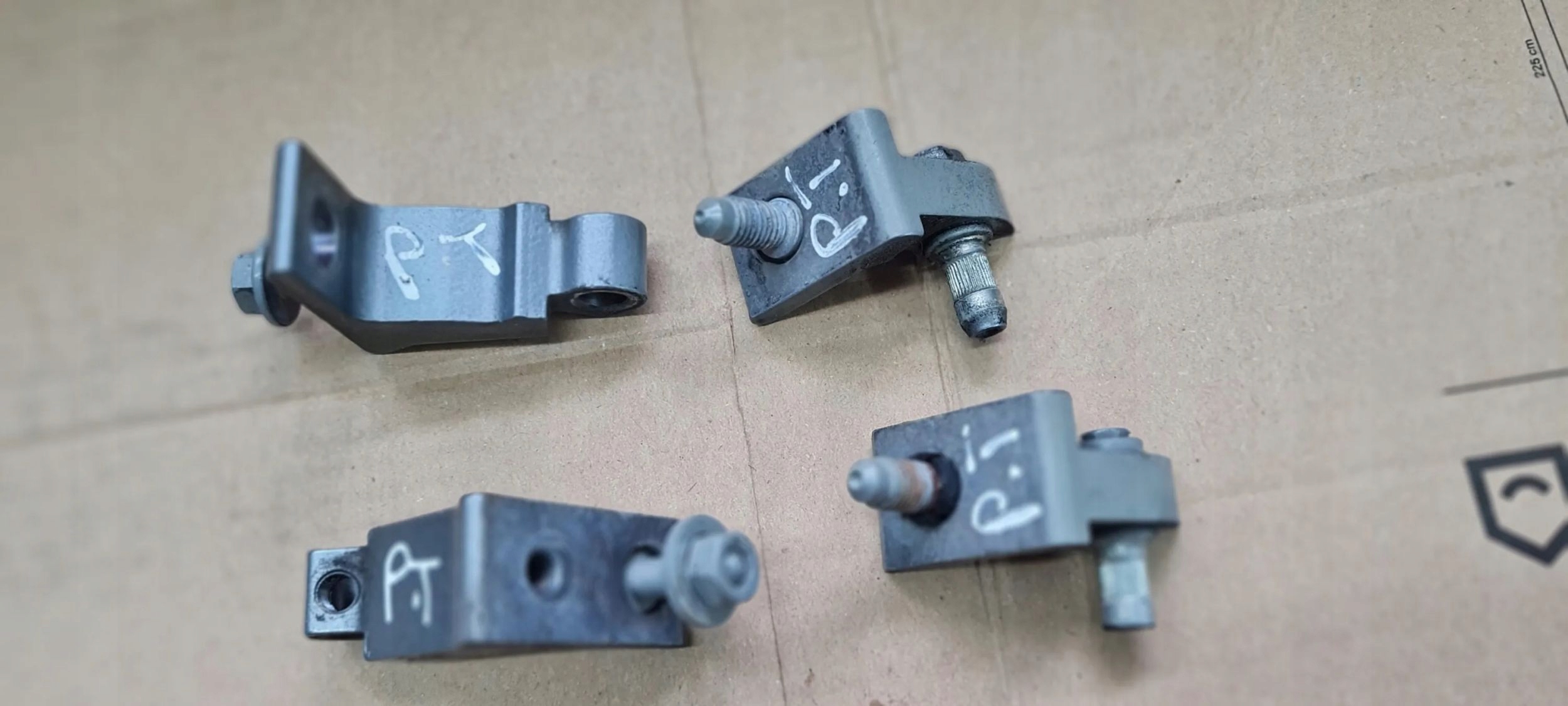 A7 4G hinge hinges door right right rear part rear. KOMPLET LY7G