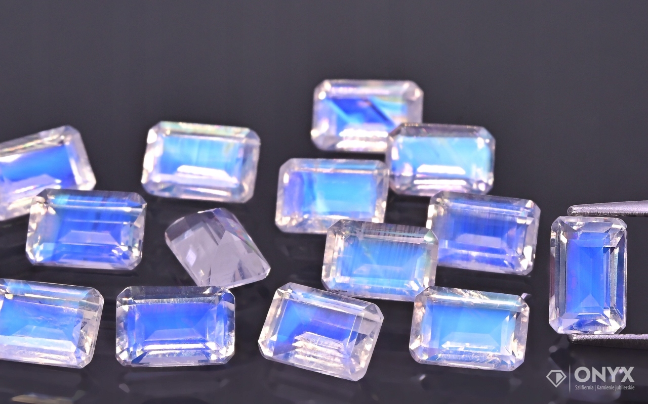 Měsíční kámen A fazetovaný oktagon 6x4 mm