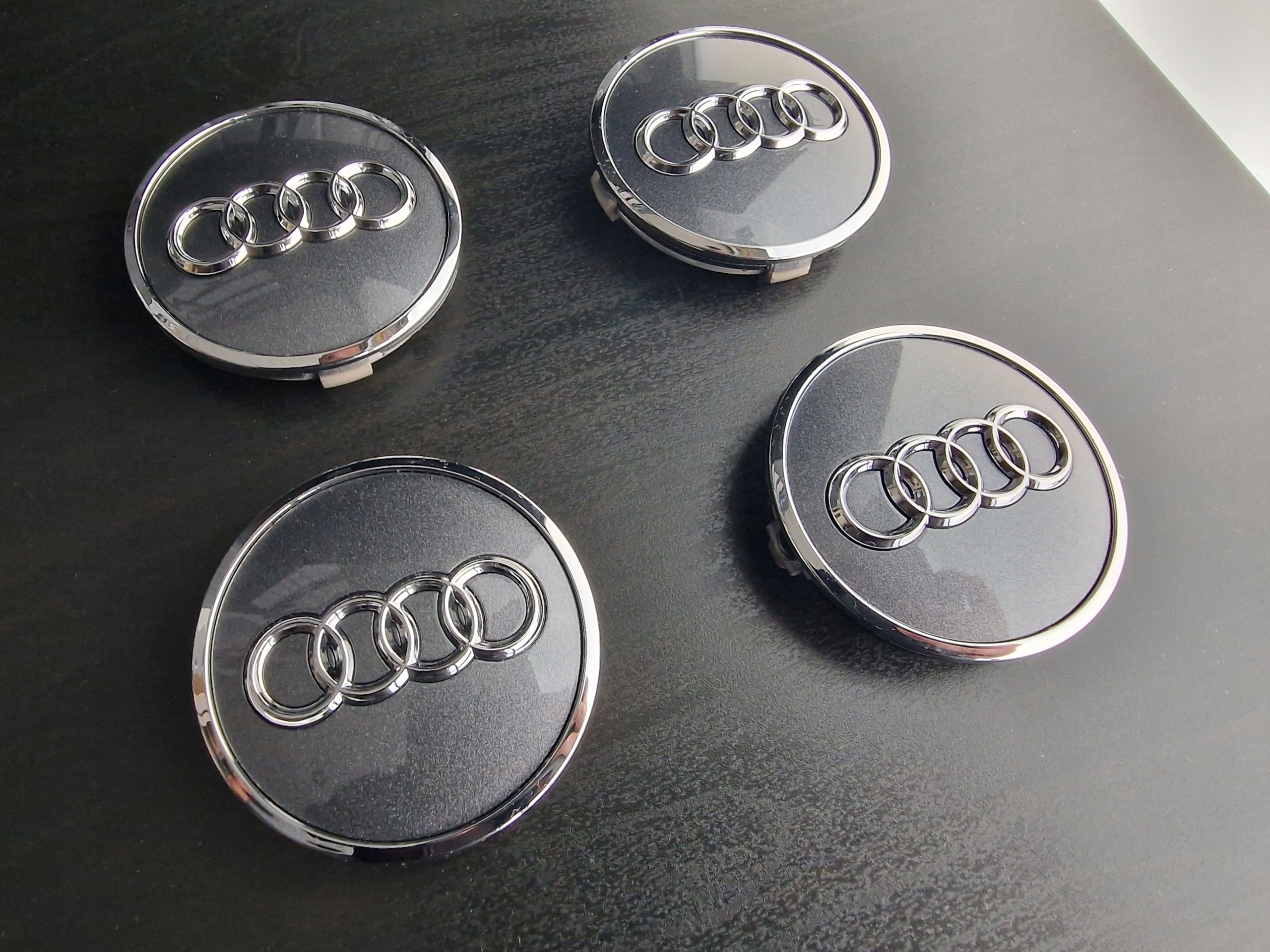 FABRYCZNIE NOWE Oryginalne Dekielki Audi 61MM 8W0 Kod producenta 8W0