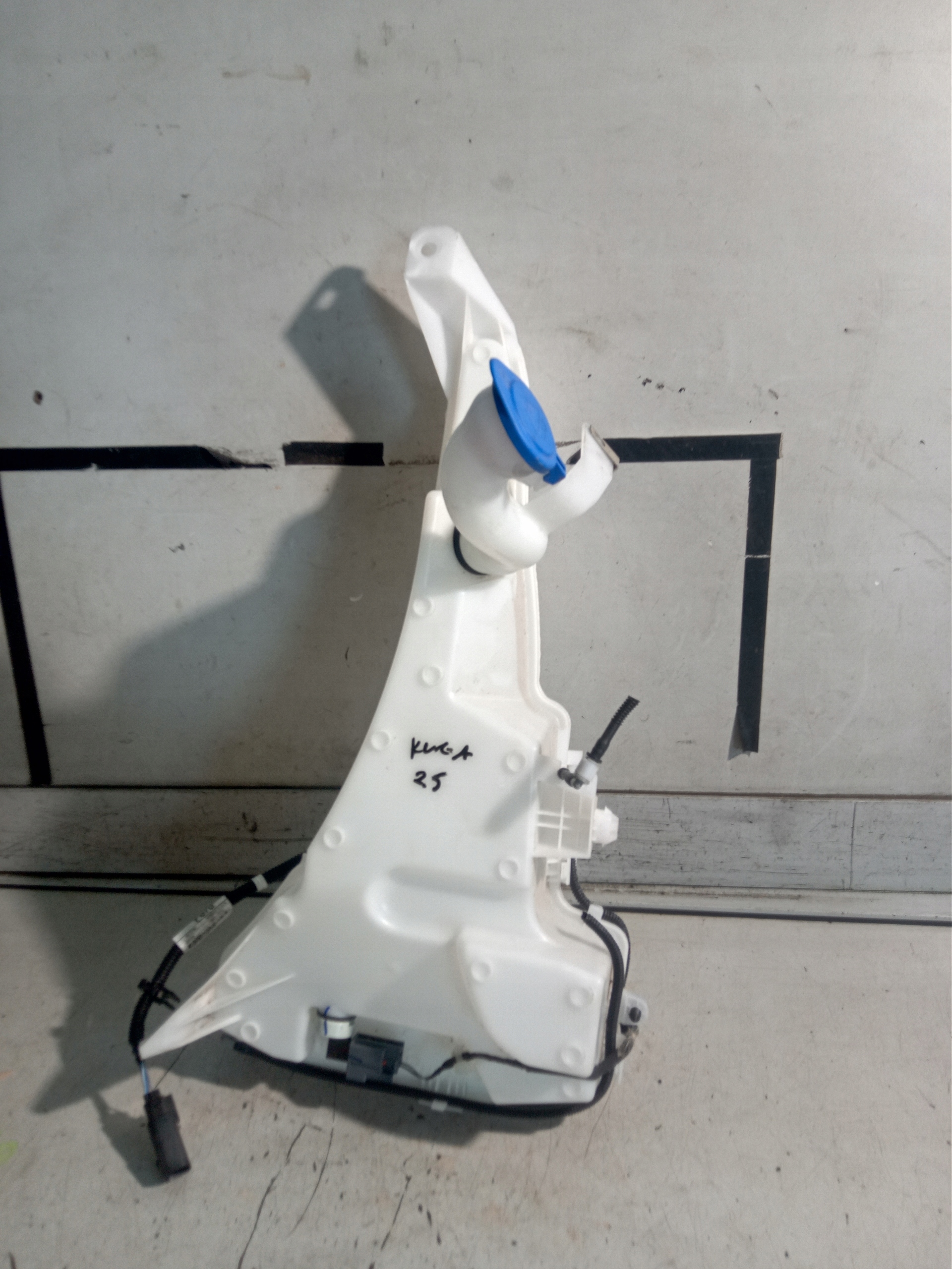 LV4B-17B613 - FORD KUGA MK3 БАЧОК ОМИВАЧА НАСОС 20-