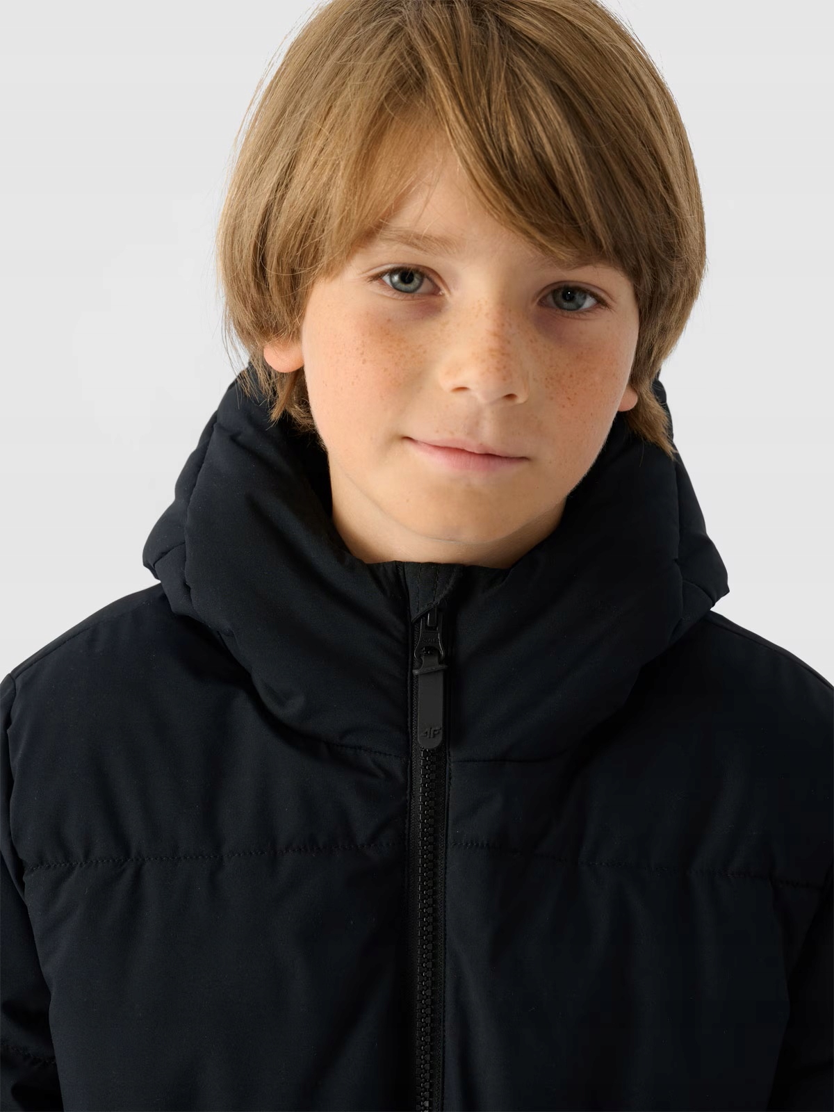 KURTKA CHŁOPIĘCA ZIMOWA 4F PŁASZCZ PUCHOW Z KAPTUREM CZARNY 164 Wiek dziecka 7 lat +