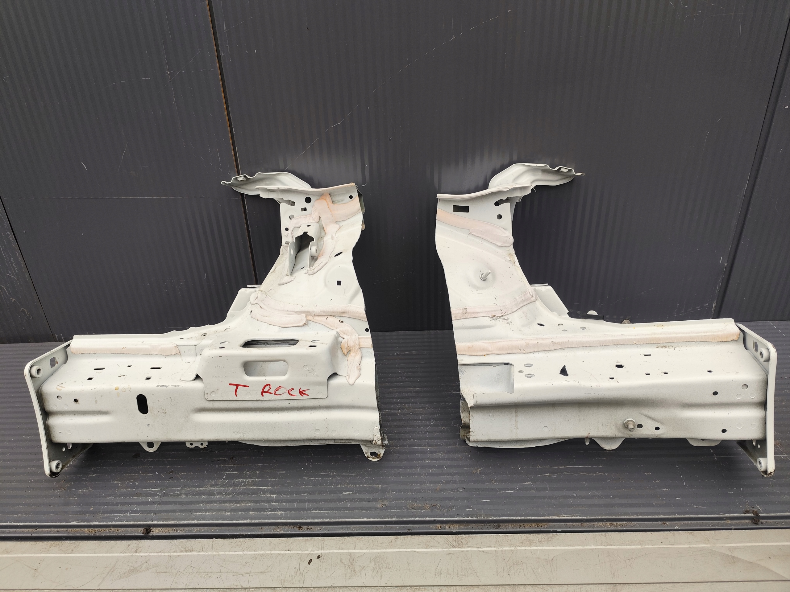 VOLKSWAGEN T-ROC front body quarter left